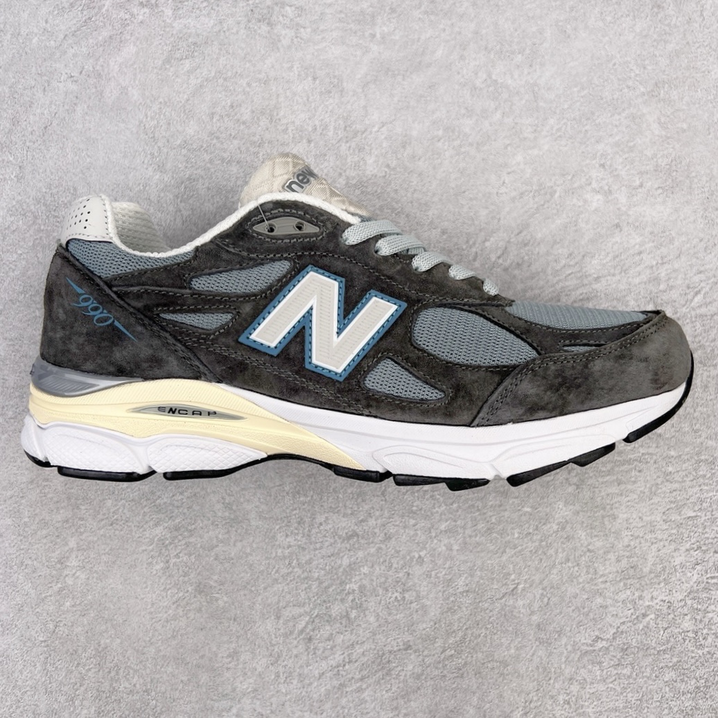 ＃K版纯原福利 New Balance M990 新百伦NB990V3 第三代总统复古慢跑鞋 正确3M反光细节 原楦原纸版开发 正确6层组合底模精密开发 搭载全新碳素中底 后跟透明TPU水晶装饰条稳固 沿用了引以为傲的跑鞋手工技艺 采用猪皮绒面并包裹局部透气网面的鞋身设计 菱网鞋舌上刻有New Balance USA 鞋面依旧身着经典的大热之灰 彰显了其高端的品质身份 尺码：36 37 37.5 38 38.5 39 40 40.5 41.5 42 42.5 43 44 45-选品中心