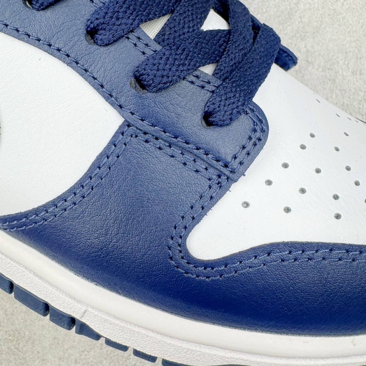 图片[17]-＃YC纯原 NK Dunk Low 午夜蓝 HF5441-107 实力大厂出品 新配色陆续开发 利润个位数只为口碑 全套原纸板楦头开发 确保原汁原味 完美呈现DUNK版型 一比一鞋头弧度高度鞋身弧度 此版本只针对中端市场 皮料材质有所更替 其他数据细节工艺流程均保持一致 绝不口嗨 细节品控鞋型随意对比 独家私模官方第六代原厂航空铝磨具打磨大底 鞋头坡度极致还原 无解鞋型 原盒原配 圈内天花板工艺 原厂玻璃冲刀 超高清洁度 全鞋零毛边皮料切割 原厂中底布点胶 中底布拉帮走线遵循公司 尺码：36 36.5 37.5 38 38.5 39 40 40.5 41 42 42.5 43 44 44.5 45 46-选品中心