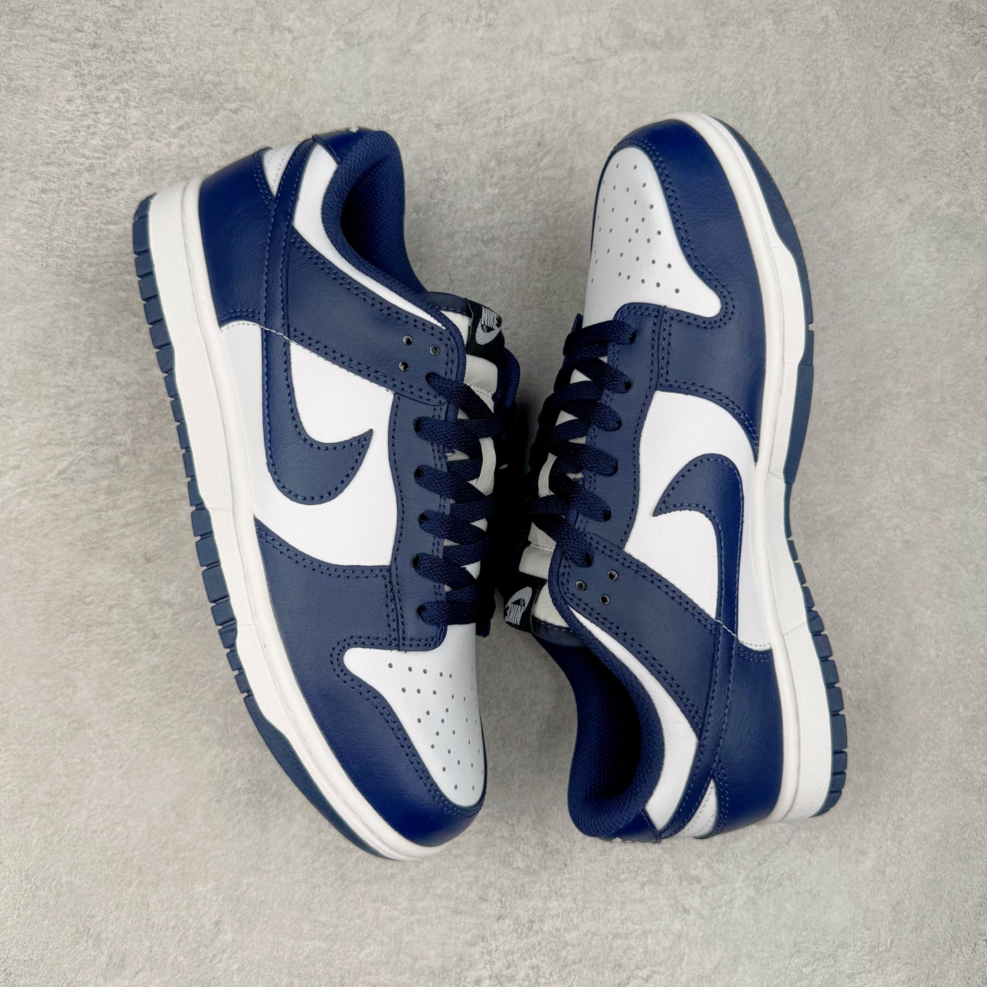 图片[3]-＃YC纯原 NK Dunk Low 午夜蓝 HF5441-107 实力大厂出品 新配色陆续开发 利润个位数只为口碑 全套原纸板楦头开发 确保原汁原味 完美呈现DUNK版型 一比一鞋头弧度高度鞋身弧度 此版本只针对中端市场 皮料材质有所更替 其他数据细节工艺流程均保持一致 绝不口嗨 细节品控鞋型随意对比 独家私模官方第六代原厂航空铝磨具打磨大底 鞋头坡度极致还原 无解鞋型 原盒原配 圈内天花板工艺 原厂玻璃冲刀 超高清洁度 全鞋零毛边皮料切割 原厂中底布点胶 中底布拉帮走线遵循公司 尺码：36 36.5 37.5 38 38.5 39 40 40.5 41 42 42.5 43 44 44.5 45 46-选品中心