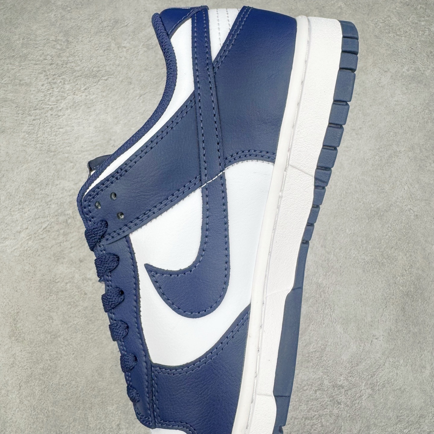 图片[7]-＃YC纯原 NK Dunk Low 午夜蓝 HF5441-107 实力大厂出品 新配色陆续开发 利润个位数只为口碑 全套原纸板楦头开发 确保原汁原味 完美呈现DUNK版型 一比一鞋头弧度高度鞋身弧度 此版本只针对中端市场 皮料材质有所更替 其他数据细节工艺流程均保持一致 绝不口嗨 细节品控鞋型随意对比 独家私模官方第六代原厂航空铝磨具打磨大底 鞋头坡度极致还原 无解鞋型 原盒原配 圈内天花板工艺 原厂玻璃冲刀 超高清洁度 全鞋零毛边皮料切割 原厂中底布点胶 中底布拉帮走线遵循公司 尺码：36 36.5 37.5 38 38.5 39 40 40.5 41 42 42.5 43 44 44.5 45 46-选品中心