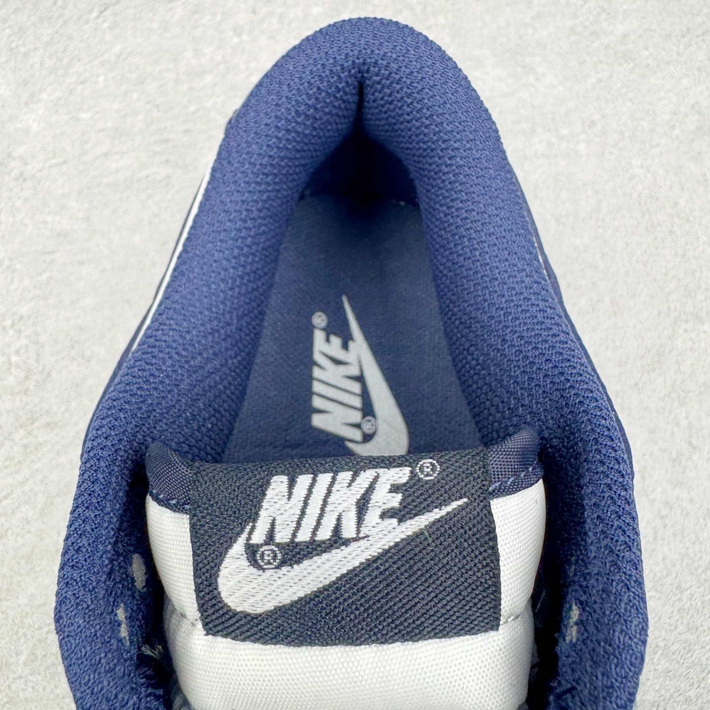 图片[14]-＃YC纯原 NK Dunk Low 午夜蓝 HF5441-107 实力大厂出品 新配色陆续开发 利润个位数只为口碑 全套原纸板楦头开发 确保原汁原味 完美呈现DUNK版型 一比一鞋头弧度高度鞋身弧度 此版本只针对中端市场 皮料材质有所更替 其他数据细节工艺流程均保持一致 绝不口嗨 细节品控鞋型随意对比 独家私模官方第六代原厂航空铝磨具打磨大底 鞋头坡度极致还原 无解鞋型 原盒原配 圈内天花板工艺 原厂玻璃冲刀 超高清洁度 全鞋零毛边皮料切割 原厂中底布点胶 中底布拉帮走线遵循公司 尺码：36 36.5 37.5 38 38.5 39 40 40.5 41 42 42.5 43 44 44.5 45 46-选品中心