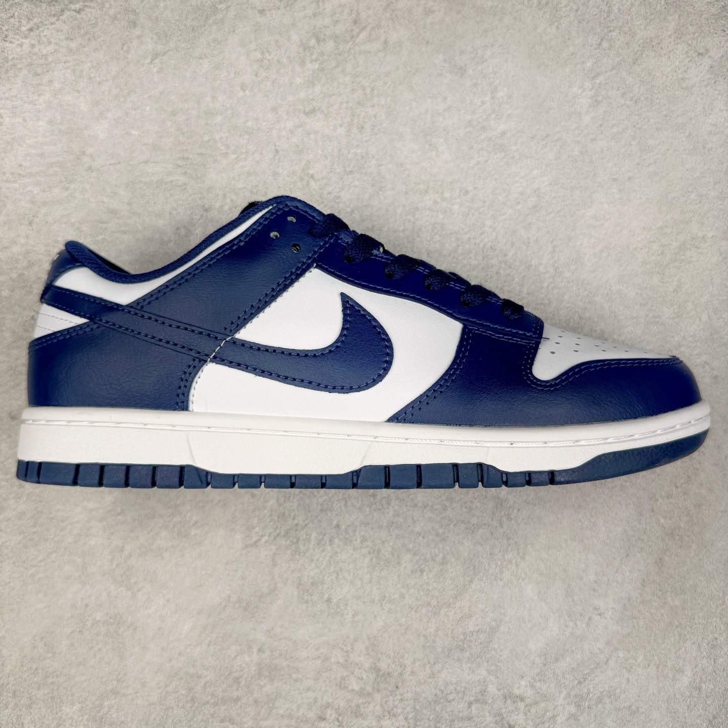 ＃YC纯原 NK Dunk Low 午夜蓝 HF5441-107 实力大厂出品 新配色陆续开发 利润个位数只为口碑 全套原纸板楦头开发 确保原汁原味 完美呈现DUNK版型 一比一鞋头弧度高度鞋身弧度 此版本只针对中端市场 皮料材质有所更替 其他数据细节工艺流程均保持一致 绝不口嗨 细节品控鞋型随意对比 独家私模官方第六代原厂航空铝磨具打磨大底 鞋头坡度极致还原 无解鞋型 原盒原配 圈内天花板工艺 原厂玻璃冲刀 超高清洁度 全鞋零毛边皮料切割 原厂中底布点胶 中底布拉帮走线遵循公司 尺码：36 36.5 37.5 38 38.5 39 40 40.5 41 42 42.5 43 44 44.5 45 46-选品中心