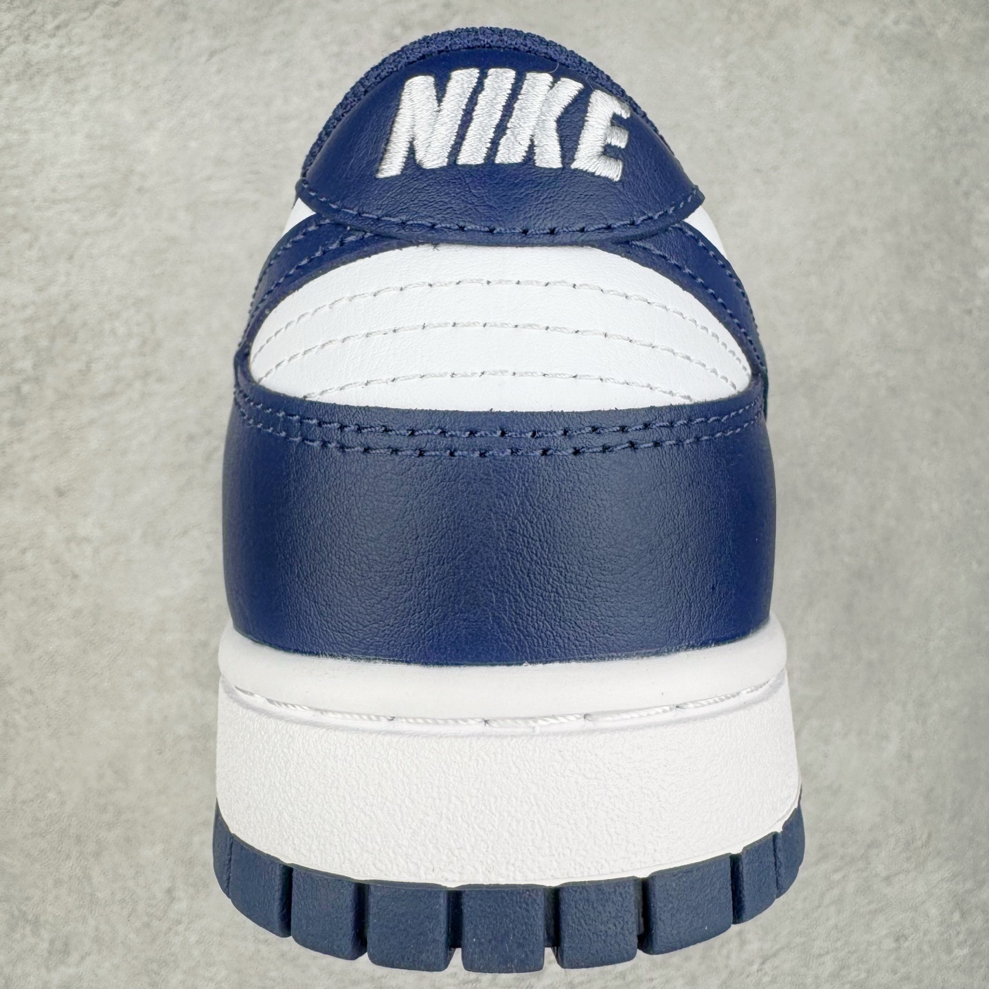 图片[8]-＃YC纯原 NK Dunk Low 午夜蓝 HF5441-107 实力大厂出品 新配色陆续开发 利润个位数只为口碑 全套原纸板楦头开发 确保原汁原味 完美呈现DUNK版型 一比一鞋头弧度高度鞋身弧度 此版本只针对中端市场 皮料材质有所更替 其他数据细节工艺流程均保持一致 绝不口嗨 细节品控鞋型随意对比 独家私模官方第六代原厂航空铝磨具打磨大底 鞋头坡度极致还原 无解鞋型 原盒原配 圈内天花板工艺 原厂玻璃冲刀 超高清洁度 全鞋零毛边皮料切割 原厂中底布点胶 中底布拉帮走线遵循公司 尺码：36 36.5 37.5 38 38.5 39 40 40.5 41 42 42.5 43 44 44.5 45 46-选品中心