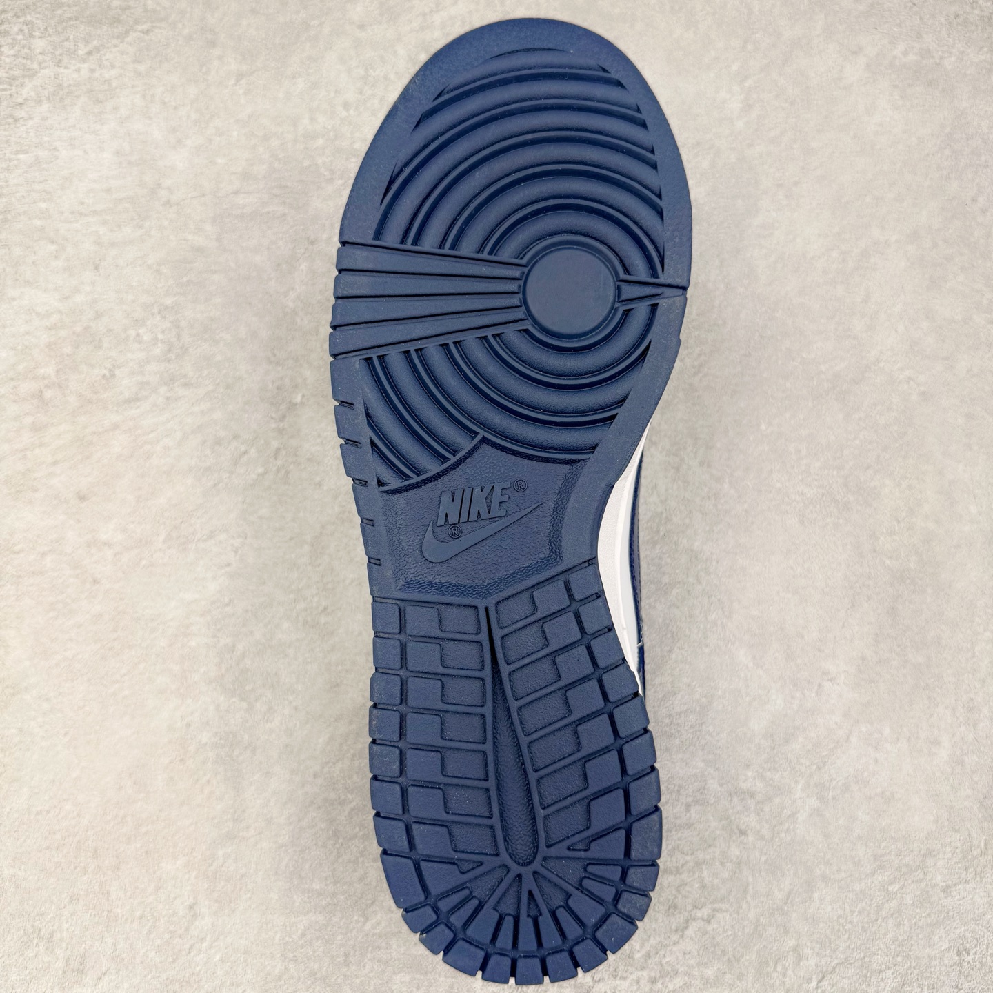 图片[9]-＃YC纯原 NK Dunk Low 午夜蓝 HF5441-107 实力大厂出品 新配色陆续开发 利润个位数只为口碑 全套原纸板楦头开发 确保原汁原味 完美呈现DUNK版型 一比一鞋头弧度高度鞋身弧度 此版本只针对中端市场 皮料材质有所更替 其他数据细节工艺流程均保持一致 绝不口嗨 细节品控鞋型随意对比 独家私模官方第六代原厂航空铝磨具打磨大底 鞋头坡度极致还原 无解鞋型 原盒原配 圈内天花板工艺 原厂玻璃冲刀 超高清洁度 全鞋零毛边皮料切割 原厂中底布点胶 中底布拉帮走线遵循公司 尺码：36 36.5 37.5 38 38.5 39 40 40.5 41 42 42.5 43 44 44.5 45 46-选品中心