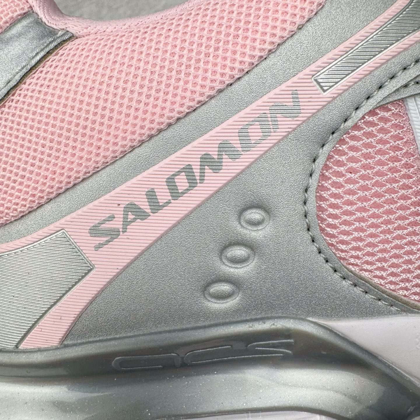 图片[16]-＃HP SALOMON XT-WHISPER 萨洛蒙圆头防滑耐磨低帮休闲越野训练城市通勤跑步鞋 男女同款 浅棕色 纯原外贸平台特供订单 耗时半年巨作 全套原纸板楦头开发 原厂特供网布配套加持 确保原汁原味 完美呈现版型 原档数据独家私模五层组合大底 男女鞋同步官方开发至46.5 原装Ortholite轻量化鞋垫 中底布带钢印编号 原厂TPU锁扣 进口港宝加持 后跟自然饱满 还原公司包裹性 鞋面以“锯齿”状的包裹系统呈现 在基色底之下加入了各种色点缀 将公司的最新技术和时尚前卫的造型融入耐用的长跑款式中 鞋面由 TPU 薄膜制成 并焊接在高耐磨网眼上 使其既时尚又坚固 由 ACS底盘支撑 可增强稳定性和支撑力 以及由橡胶凸耳 Contragrip外底覆盖的 EVA 缓冲中底 旨在应对崎岖的地形 鞋舌上的彩色Salomon 标签、Quicklace 系统以及鞋头、鞋舌和鞋跟上的附加品牌使细节更加完美 让穿着者可以轻松驾驭户外与通勤下的任何运动生活场景 无缝鞋身户外随意纵横 颜值与脚感兼备 出街通勤 绝对非常吸睛 你值得拥有 尺码：36 36.5 37.5 38 38.5 39 40 40.5 41 42 42.5 43 44 44.5 45 46 46.5 注意：偏小1码-选品中心