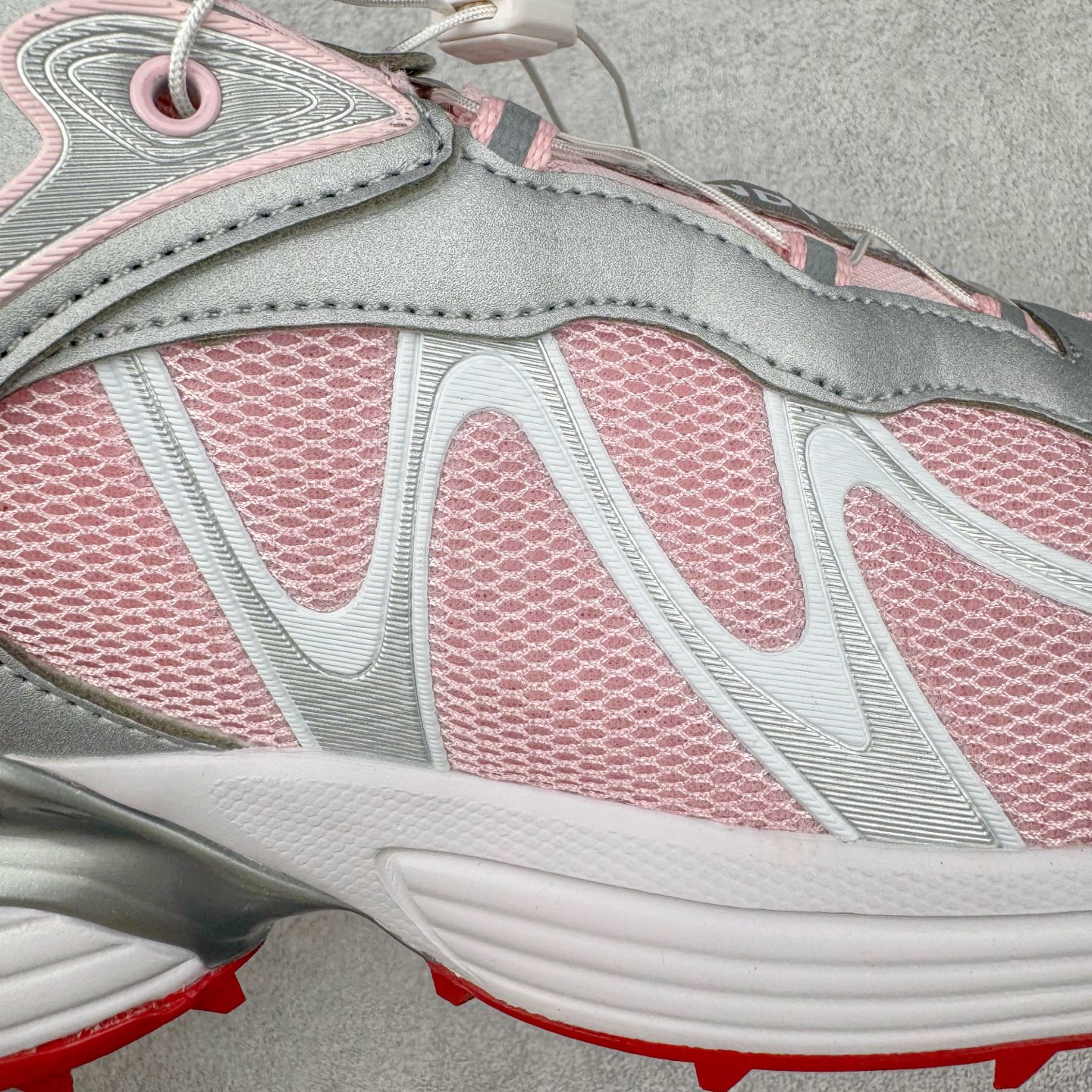 图片[17]-＃HP SALOMON XT-WHISPER 萨洛蒙圆头防滑耐磨低帮休闲越野训练城市通勤跑步鞋 男女同款 浅棕色 纯原外贸平台特供订单 耗时半年巨作 全套原纸板楦头开发 原厂特供网布配套加持 确保原汁原味 完美呈现版型 原档数据独家私模五层组合大底 男女鞋同步官方开发至46.5 原装Ortholite轻量化鞋垫 中底布带钢印编号 原厂TPU锁扣 进口港宝加持 后跟自然饱满 还原公司包裹性 鞋面以“锯齿”状的包裹系统呈现 在基色底之下加入了各种色点缀 将公司的最新技术和时尚前卫的造型融入耐用的长跑款式中 鞋面由 TPU 薄膜制成 并焊接在高耐磨网眼上 使其既时尚又坚固 由 ACS底盘支撑 可增强稳定性和支撑力 以及由橡胶凸耳 Contragrip外底覆盖的 EVA 缓冲中底 旨在应对崎岖的地形 鞋舌上的彩色Salomon 标签、Quicklace 系统以及鞋头、鞋舌和鞋跟上的附加品牌使细节更加完美 让穿着者可以轻松驾驭户外与通勤下的任何运动生活场景 无缝鞋身户外随意纵横 颜值与脚感兼备 出街通勤 绝对非常吸睛 你值得拥有 尺码：36 36.5 37.5 38 38.5 39 40 40.5 41 42 42.5 43 44 44.5 45 46 46.5 注意：偏小1码-选品中心