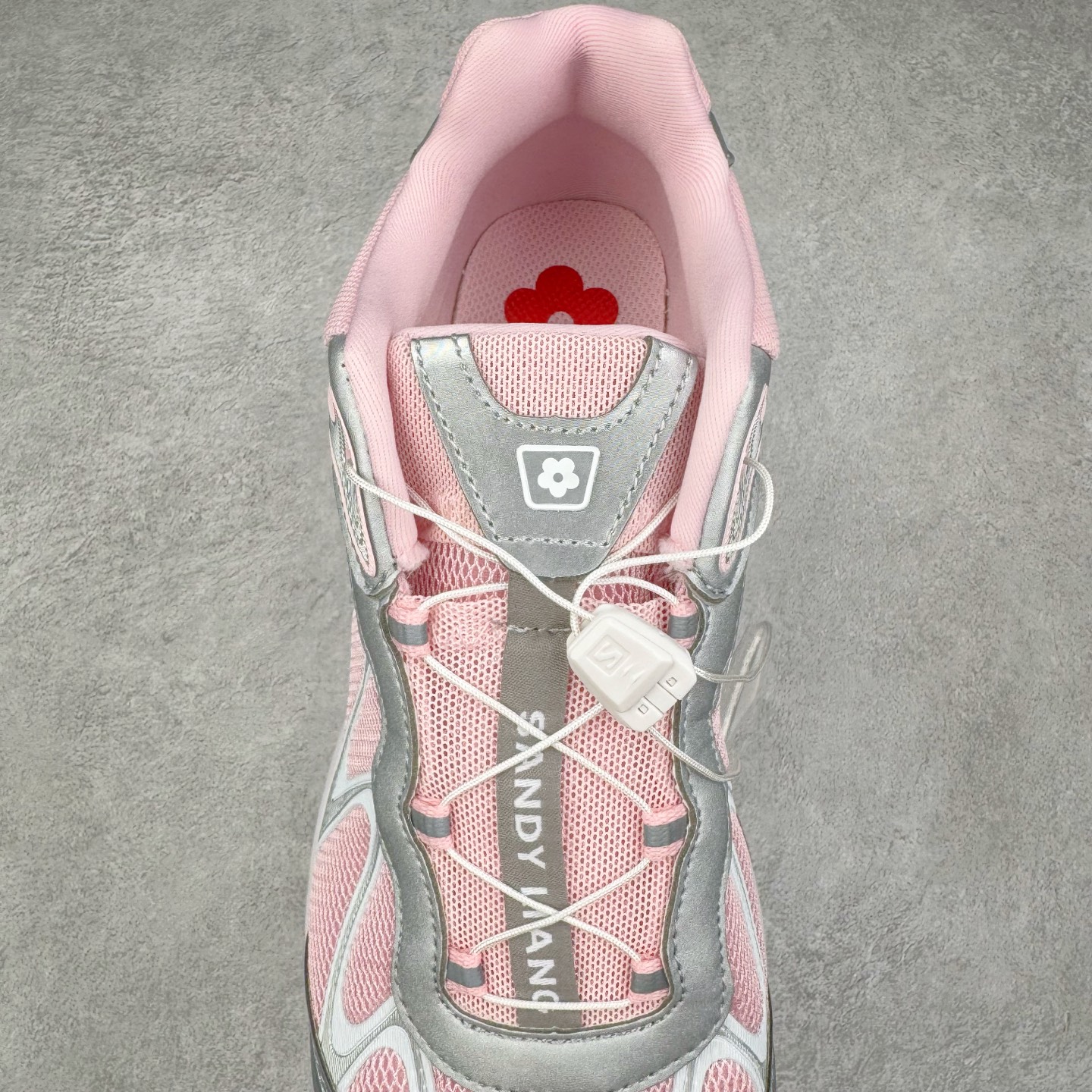 图片[5]-＃HP SALOMON XT-WHISPER 萨洛蒙圆头防滑耐磨低帮休闲越野训练城市通勤跑步鞋 男女同款 浅棕色 纯原外贸平台特供订单 耗时半年巨作 全套原纸板楦头开发 原厂特供网布配套加持 确保原汁原味 完美呈现版型 原档数据独家私模五层组合大底 男女鞋同步官方开发至46.5 原装Ortholite轻量化鞋垫 中底布带钢印编号 原厂TPU锁扣 进口港宝加持 后跟自然饱满 还原公司包裹性 鞋面以“锯齿”状的包裹系统呈现 在基色底之下加入了各种色点缀 将公司的最新技术和时尚前卫的造型融入耐用的长跑款式中 鞋面由 TPU 薄膜制成 并焊接在高耐磨网眼上 使其既时尚又坚固 由 ACS底盘支撑 可增强稳定性和支撑力 以及由橡胶凸耳 Contragrip外底覆盖的 EVA 缓冲中底 旨在应对崎岖的地形 鞋舌上的彩色Salomon 标签、Quicklace 系统以及鞋头、鞋舌和鞋跟上的附加品牌使细节更加完美 让穿着者可以轻松驾驭户外与通勤下的任何运动生活场景 无缝鞋身户外随意纵横 颜值与脚感兼备 出街通勤 绝对非常吸睛 你值得拥有 尺码：36 36.5 37.5 38 38.5 39 40 40.5 41 42 42.5 43 44 44.5 45 46 46.5 注意：偏小1码-选品中心