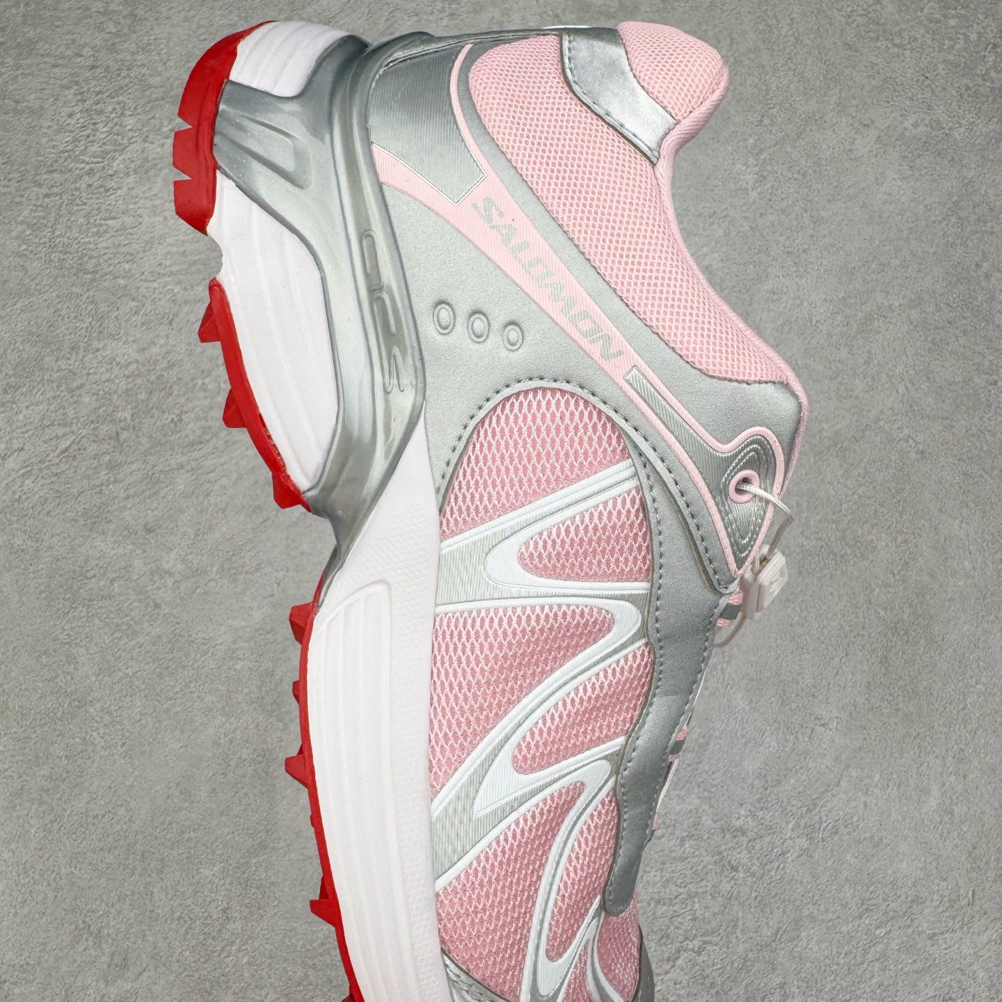 图片[6]-＃HP SALOMON XT-WHISPER 萨洛蒙圆头防滑耐磨低帮休闲越野训练城市通勤跑步鞋 男女同款 浅棕色 纯原外贸平台特供订单 耗时半年巨作 全套原纸板楦头开发 原厂特供网布配套加持 确保原汁原味 完美呈现版型 原档数据独家私模五层组合大底 男女鞋同步官方开发至46.5 原装Ortholite轻量化鞋垫 中底布带钢印编号 原厂TPU锁扣 进口港宝加持 后跟自然饱满 还原公司包裹性 鞋面以“锯齿”状的包裹系统呈现 在基色底之下加入了各种色点缀 将公司的最新技术和时尚前卫的造型融入耐用的长跑款式中 鞋面由 TPU 薄膜制成 并焊接在高耐磨网眼上 使其既时尚又坚固 由 ACS底盘支撑 可增强稳定性和支撑力 以及由橡胶凸耳 Contragrip外底覆盖的 EVA 缓冲中底 旨在应对崎岖的地形 鞋舌上的彩色Salomon 标签、Quicklace 系统以及鞋头、鞋舌和鞋跟上的附加品牌使细节更加完美 让穿着者可以轻松驾驭户外与通勤下的任何运动生活场景 无缝鞋身户外随意纵横 颜值与脚感兼备 出街通勤 绝对非常吸睛 你值得拥有 尺码：36 36.5 37.5 38 38.5 39 40 40.5 41 42 42.5 43 44 44.5 45 46 46.5 注意：偏小1码-选品中心