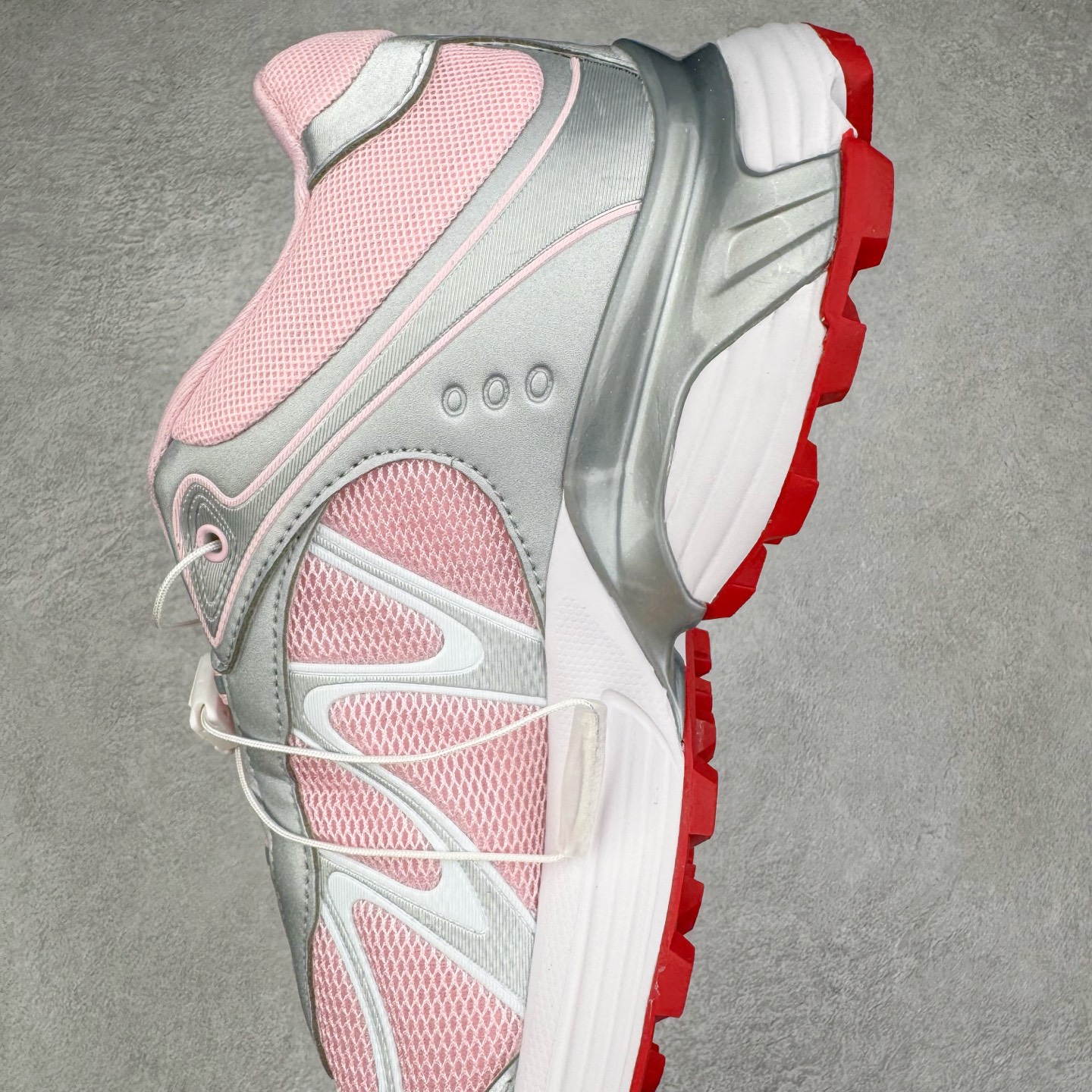 图片[7]-＃HP SALOMON XT-WHISPER 萨洛蒙圆头防滑耐磨低帮休闲越野训练城市通勤跑步鞋 男女同款 浅棕色 纯原外贸平台特供订单 耗时半年巨作 全套原纸板楦头开发 原厂特供网布配套加持 确保原汁原味 完美呈现版型 原档数据独家私模五层组合大底 男女鞋同步官方开发至46.5 原装Ortholite轻量化鞋垫 中底布带钢印编号 原厂TPU锁扣 进口港宝加持 后跟自然饱满 还原公司包裹性 鞋面以“锯齿”状的包裹系统呈现 在基色底之下加入了各种色点缀 将公司的最新技术和时尚前卫的造型融入耐用的长跑款式中 鞋面由 TPU 薄膜制成 并焊接在高耐磨网眼上 使其既时尚又坚固 由 ACS底盘支撑 可增强稳定性和支撑力 以及由橡胶凸耳 Contragrip外底覆盖的 EVA 缓冲中底 旨在应对崎岖的地形 鞋舌上的彩色Salomon 标签、Quicklace 系统以及鞋头、鞋舌和鞋跟上的附加品牌使细节更加完美 让穿着者可以轻松驾驭户外与通勤下的任何运动生活场景 无缝鞋身户外随意纵横 颜值与脚感兼备 出街通勤 绝对非常吸睛 你值得拥有 尺码：36 36.5 37.5 38 38.5 39 40 40.5 41 42 42.5 43 44 44.5 45 46 46.5 注意：偏小1码-选品中心