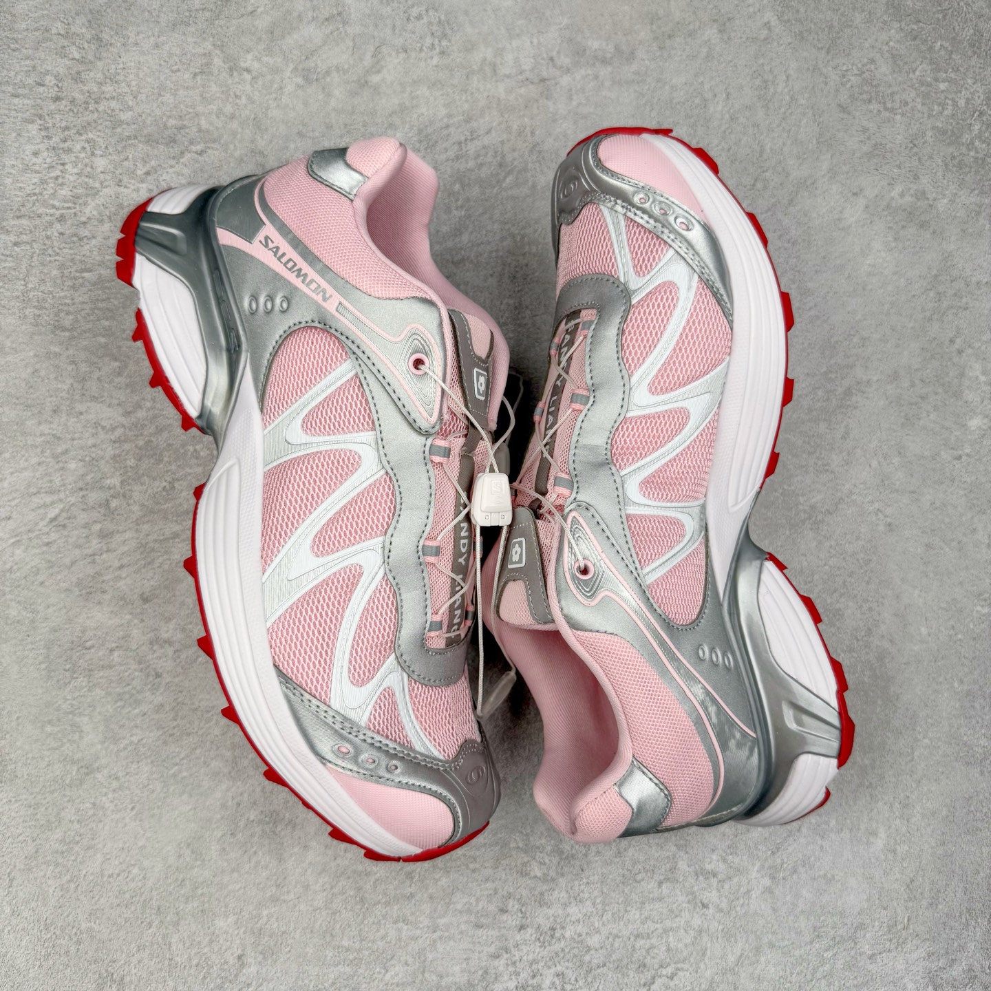 图片[3]-＃HP SALOMON XT-WHISPER 萨洛蒙圆头防滑耐磨低帮休闲越野训练城市通勤跑步鞋 男女同款 浅棕色 纯原外贸平台特供订单 耗时半年巨作 全套原纸板楦头开发 原厂特供网布配套加持 确保原汁原味 完美呈现版型 原档数据独家私模五层组合大底 男女鞋同步官方开发至46.5 原装Ortholite轻量化鞋垫 中底布带钢印编号 原厂TPU锁扣 进口港宝加持 后跟自然饱满 还原公司包裹性 鞋面以“锯齿”状的包裹系统呈现 在基色底之下加入了各种色点缀 将公司的最新技术和时尚前卫的造型融入耐用的长跑款式中 鞋面由 TPU 薄膜制成 并焊接在高耐磨网眼上 使其既时尚又坚固 由 ACS底盘支撑 可增强稳定性和支撑力 以及由橡胶凸耳 Contragrip外底覆盖的 EVA 缓冲中底 旨在应对崎岖的地形 鞋舌上的彩色Salomon 标签、Quicklace 系统以及鞋头、鞋舌和鞋跟上的附加品牌使细节更加完美 让穿着者可以轻松驾驭户外与通勤下的任何运动生活场景 无缝鞋身户外随意纵横 颜值与脚感兼备 出街通勤 绝对非常吸睛 你值得拥有 尺码：36 36.5 37.5 38 38.5 39 40 40.5 41 42 42.5 43 44 44.5 45 46 46.5 注意：偏小1码-选品中心