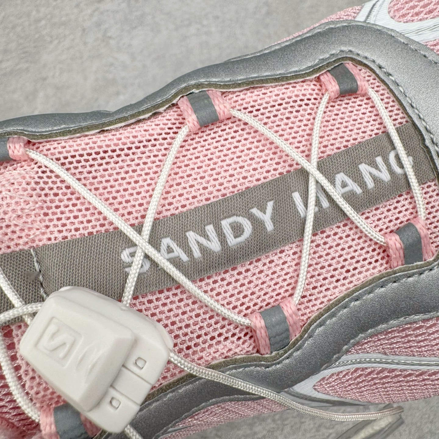 图片[13]-＃HP SALOMON XT-WHISPER 萨洛蒙圆头防滑耐磨低帮休闲越野训练城市通勤跑步鞋 男女同款 浅棕色 纯原外贸平台特供订单 耗时半年巨作 全套原纸板楦头开发 原厂特供网布配套加持 确保原汁原味 完美呈现版型 原档数据独家私模五层组合大底 男女鞋同步官方开发至46.5 原装Ortholite轻量化鞋垫 中底布带钢印编号 原厂TPU锁扣 进口港宝加持 后跟自然饱满 还原公司包裹性 鞋面以“锯齿”状的包裹系统呈现 在基色底之下加入了各种色点缀 将公司的最新技术和时尚前卫的造型融入耐用的长跑款式中 鞋面由 TPU 薄膜制成 并焊接在高耐磨网眼上 使其既时尚又坚固 由 ACS底盘支撑 可增强稳定性和支撑力 以及由橡胶凸耳 Contragrip外底覆盖的 EVA 缓冲中底 旨在应对崎岖的地形 鞋舌上的彩色Salomon 标签、Quicklace 系统以及鞋头、鞋舌和鞋跟上的附加品牌使细节更加完美 让穿着者可以轻松驾驭户外与通勤下的任何运动生活场景 无缝鞋身户外随意纵横 颜值与脚感兼备 出街通勤 绝对非常吸睛 你值得拥有 尺码：36 36.5 37.5 38 38.5 39 40 40.5 41 42 42.5 43 44 44.5 45 46 46.5 注意：偏小1码-选品中心