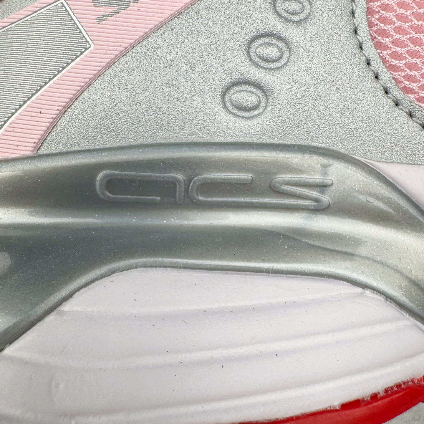 图片[15]-＃HP SALOMON XT-WHISPER 萨洛蒙圆头防滑耐磨低帮休闲越野训练城市通勤跑步鞋 男女同款 浅棕色 纯原外贸平台特供订单 耗时半年巨作 全套原纸板楦头开发 原厂特供网布配套加持 确保原汁原味 完美呈现版型 原档数据独家私模五层组合大底 男女鞋同步官方开发至46.5 原装Ortholite轻量化鞋垫 中底布带钢印编号 原厂TPU锁扣 进口港宝加持 后跟自然饱满 还原公司包裹性 鞋面以“锯齿”状的包裹系统呈现 在基色底之下加入了各种色点缀 将公司的最新技术和时尚前卫的造型融入耐用的长跑款式中 鞋面由 TPU 薄膜制成 并焊接在高耐磨网眼上 使其既时尚又坚固 由 ACS底盘支撑 可增强稳定性和支撑力 以及由橡胶凸耳 Contragrip外底覆盖的 EVA 缓冲中底 旨在应对崎岖的地形 鞋舌上的彩色Salomon 标签、Quicklace 系统以及鞋头、鞋舌和鞋跟上的附加品牌使细节更加完美 让穿着者可以轻松驾驭户外与通勤下的任何运动生活场景 无缝鞋身户外随意纵横 颜值与脚感兼备 出街通勤 绝对非常吸睛 你值得拥有 尺码：36 36.5 37.5 38 38.5 39 40 40.5 41 42 42.5 43 44 44.5 45 46 46.5 注意：偏小1码-选品中心