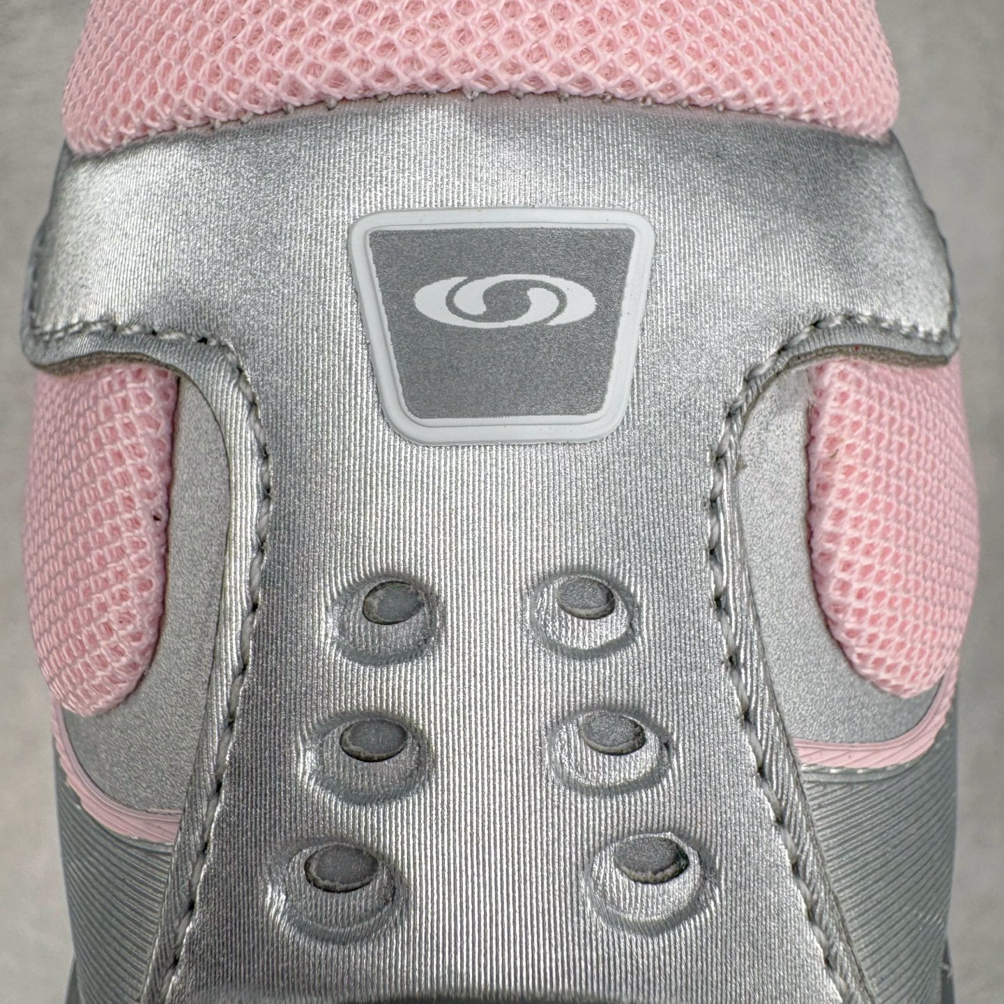 图片[19]-＃HP SALOMON XT-WHISPER 萨洛蒙圆头防滑耐磨低帮休闲越野训练城市通勤跑步鞋 男女同款 浅棕色 纯原外贸平台特供订单 耗时半年巨作 全套原纸板楦头开发 原厂特供网布配套加持 确保原汁原味 完美呈现版型 原档数据独家私模五层组合大底 男女鞋同步官方开发至46.5 原装Ortholite轻量化鞋垫 中底布带钢印编号 原厂TPU锁扣 进口港宝加持 后跟自然饱满 还原公司包裹性 鞋面以“锯齿”状的包裹系统呈现 在基色底之下加入了各种色点缀 将公司的最新技术和时尚前卫的造型融入耐用的长跑款式中 鞋面由 TPU 薄膜制成 并焊接在高耐磨网眼上 使其既时尚又坚固 由 ACS底盘支撑 可增强稳定性和支撑力 以及由橡胶凸耳 Contragrip外底覆盖的 EVA 缓冲中底 旨在应对崎岖的地形 鞋舌上的彩色Salomon 标签、Quicklace 系统以及鞋头、鞋舌和鞋跟上的附加品牌使细节更加完美 让穿着者可以轻松驾驭户外与通勤下的任何运动生活场景 无缝鞋身户外随意纵横 颜值与脚感兼备 出街通勤 绝对非常吸睛 你值得拥有 尺码：36 36.5 37.5 38 38.5 39 40 40.5 41 42 42.5 43 44 44.5 45 46 46.5 注意：偏小1码-选品中心