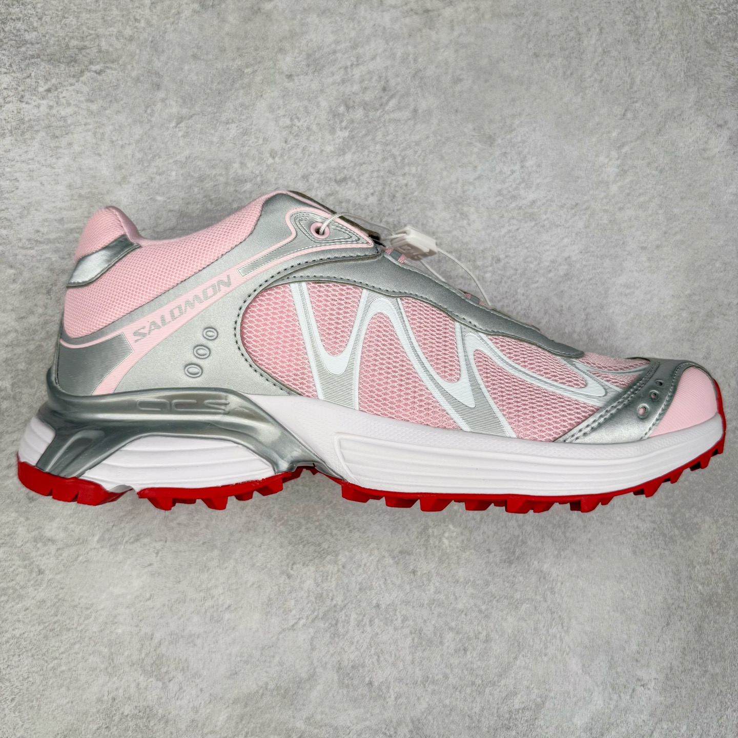 ＃HP SALOMON XT-WHISPER 萨洛蒙圆头防滑耐磨低帮休闲越野训练城市通勤跑步鞋 男女同款 浅棕色 纯原外贸平台特供订单 耗时半年巨作 全套原纸板楦头开发 原厂特供网布配套加持 确保原汁原味 完美呈现版型 原档数据独家私模五层组合大底 男女鞋同步官方开发至46.5 原装Ortholite轻量化鞋垫 中底布带钢印编号 原厂TPU锁扣 进口港宝加持 后跟自然饱满 还原公司包裹性 鞋面以“锯齿”状的包裹系统呈现 在基色底之下加入了各种色点缀 将公司的最新技术和时尚前卫的造型融入耐用的长跑款式中 鞋面由 TPU 薄膜制成 并焊接在高耐磨网眼上 使其既时尚又坚固 由 ACS底盘支撑 可增强稳定性和支撑力 以及由橡胶凸耳 Contragrip外底覆盖的 EVA 缓冲中底 旨在应对崎岖的地形 鞋舌上的彩色Salomon 标签、Quicklace 系统以及鞋头、鞋舌和鞋跟上的附加品牌使细节更加完美 让穿着者可以轻松驾驭户外与通勤下的任何运动生活场景 无缝鞋身户外随意纵横 颜值与脚感兼备 出街通勤 绝对非常吸睛 你值得拥有 尺码：36 36.5 37.5 38 38.5 39 40 40.5 41 42 42.5 43 44 44.5 45 46 46.5 注意：偏小1码-选品中心