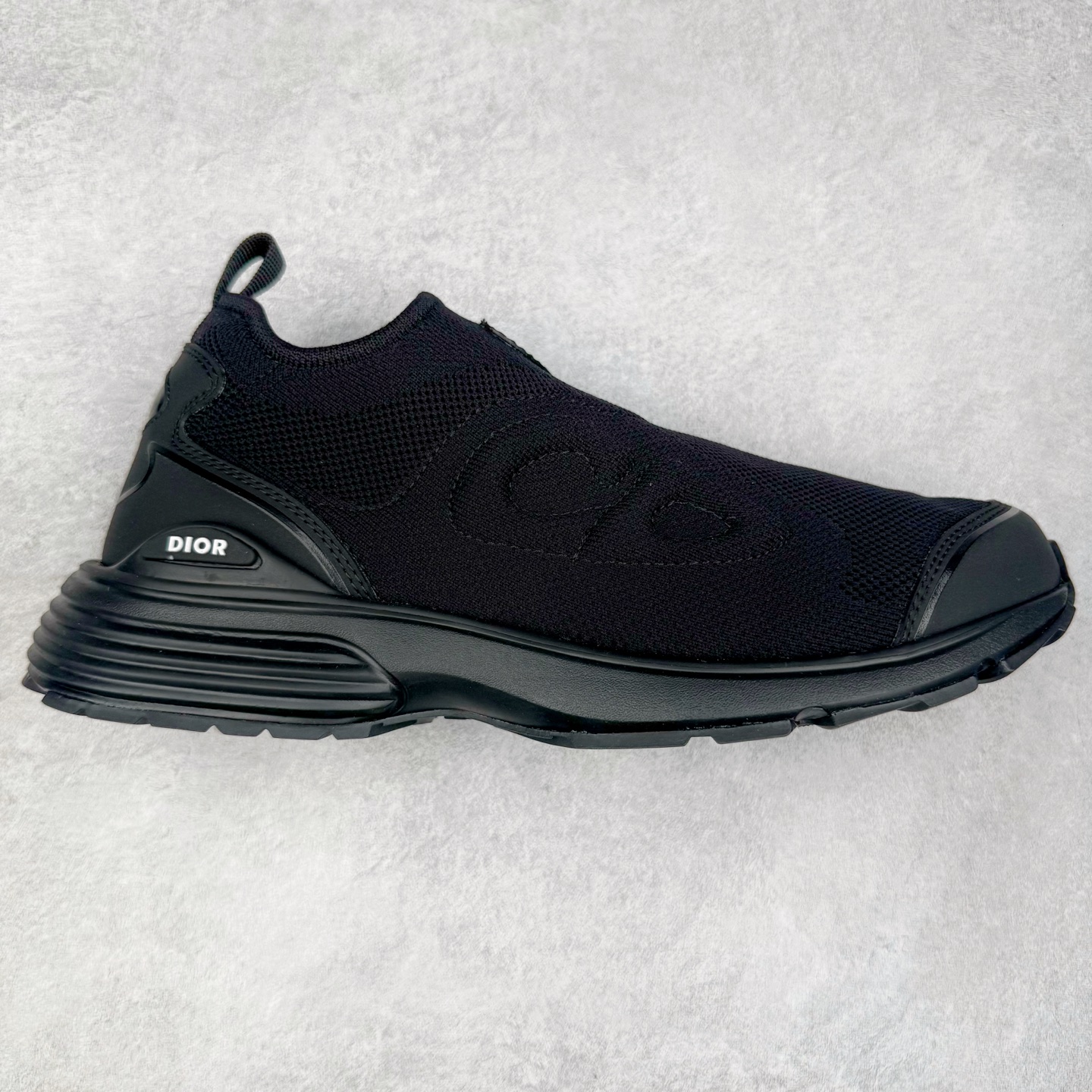 Dior B30 Countdown 迪奥针织飞织休闲运动鞋 这款运动鞋是别具一格的经典新品，时尚而富有运动风范，套穿式设计彰显新意。采用黑色网眼织物和科技面料精心制作，侧面饰以同色调30标志，鞋舌饰以对比鲜明的 B30标志，后侧则饰以 标志。柔软透气的鞋面与轻盈的纹理效果橡胶鞋底相得益彰，饰以各种经典细节，是日常造型的理想之选。可与各式休闲单品搭配，打造精致造型配送精美包装 • 面料：原版定制定制高密度飞织 • 内里：进口透气网面 • 鞋底：原版开模ip发泡材质 底厚：3.5CM 尺码： 男款39-45-选品中心