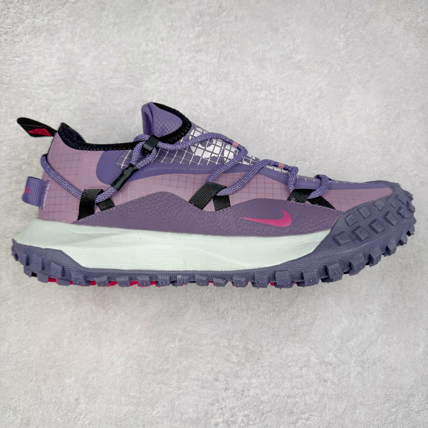 ＃纯原福利 NK ACG Mountain Fly SE 复古潮流户外登山鞋防水慢跑鞋 全新来袭 该款沿袭前代高帮版型的设计传统 轻盈鞋面结合灵巧的脚踝包裹设计 为双足打造出一体化的舒适脚感 助力轻松畅行 中底融入柔软的React泡棉与Vaporfiy 科技 让你在岩石小径徒步时也像行走在都市般轻松舒适 粘性橡胶大底铸就了攀岩级别的出众抓地力 助你从容面对各种环境挑战 尺码：36 36.5 37.5 38 38.5 39 40 40.5 41 42 42.5 43 44 44.5 45 46-选品中心