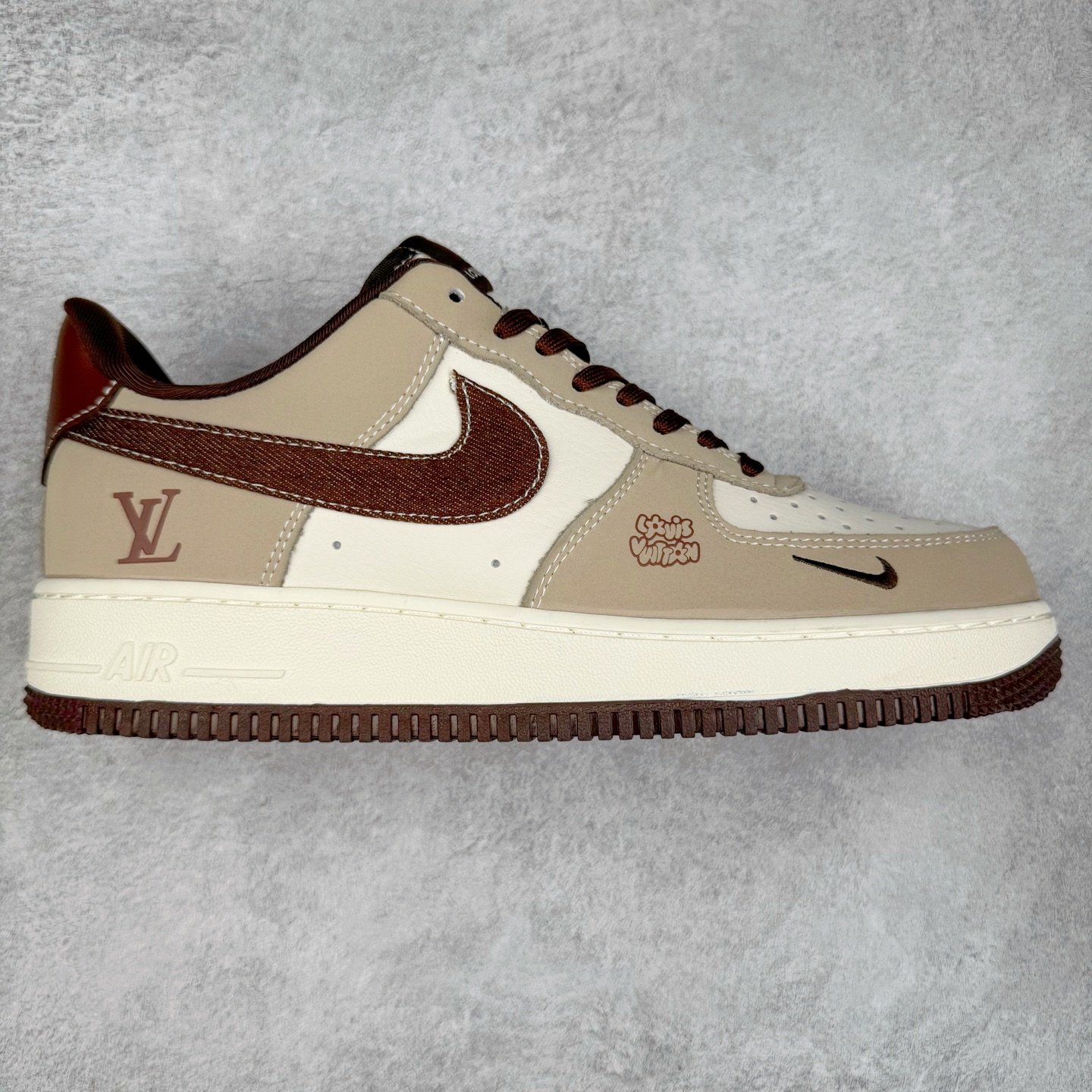 NK Air Force 1´07 Low 空军一号低帮百搭休闲运动板鞋 KK1988-091 柔软、弹性十足的缓震性能和出色的中底设计 横跨复古与现代的外型结合 造就出风靡全球 三十多年的Force 1 直到今天还深受青睐 实拍调校N版已经零色差零失真 百分百还原实物色彩所见即所得 不存在货不对板色差等低级问题 选购参考实物拍摄 不混卖不参货 只用心做好货严格选品 承诺混一赔十 尺码：36 36.5 37.5 38 38.5 39 40 40.5 41 42 42.5 43 44 44.5 45-选品中心