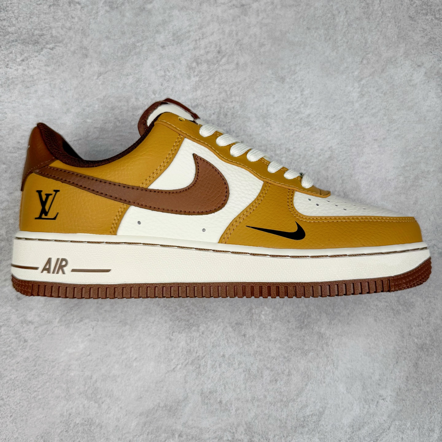 NK Air Force 1´07 Low 空军一号低帮百搭休闲运动板鞋 LW9279-014 柔软、弹性十足的缓震性能和出色的中底设计 横跨复古与现代的外型结合 造就出风靡全球 三十多年的Force 1 直到今天还深受青睐 实拍调校N版已经零色差零失真 百分百还原实物色彩所见即所得 不存在货不对板色差等低级问题 选购参考实物拍摄 不混卖不参货 只用心做好货严格选品 承诺混一赔十 尺码：36 36.5 37.5 38 38.5 39 40 40.5 41 42 42.5 43 44 44.5 45-选品中心