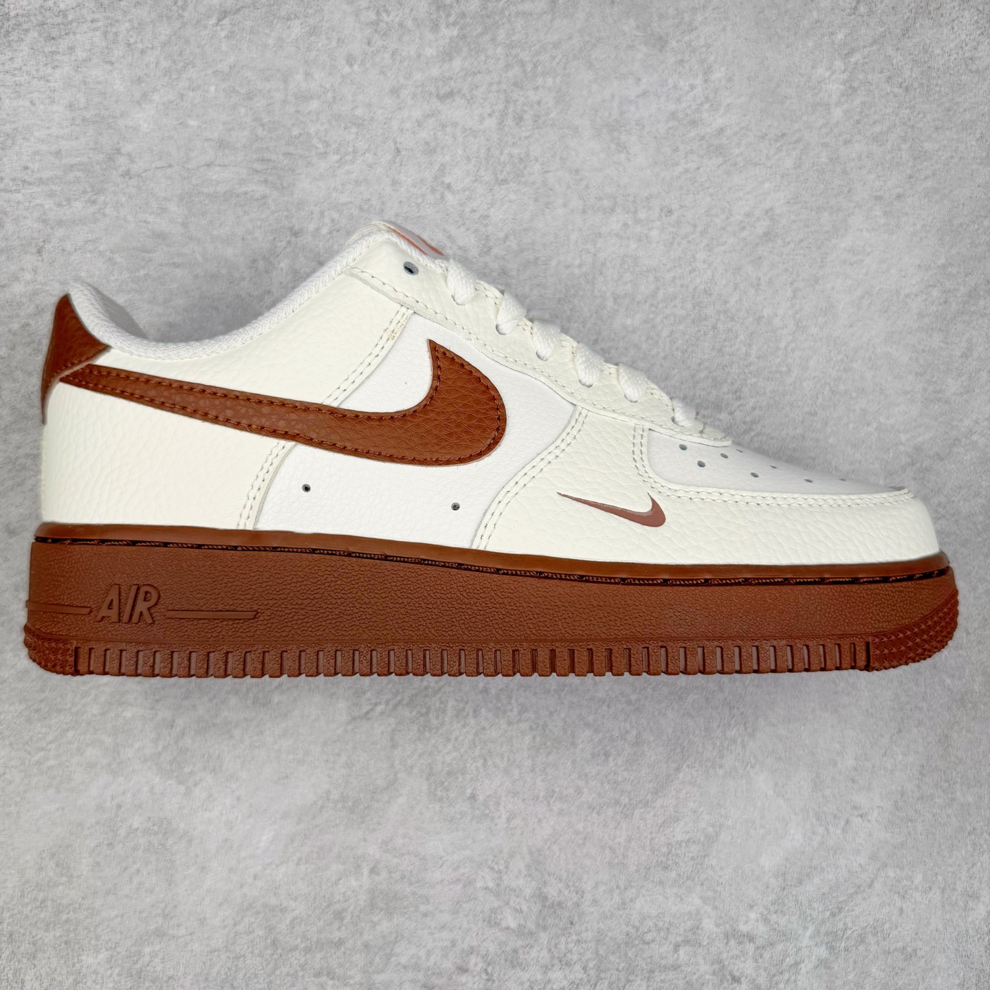 NK Air Force 1´07 Low 空军一号低帮百搭休闲运动板鞋 IM3378-122 柔软、弹性十足的缓震性能和出色的中底设计 横跨复古与现代的外型结合 造就出风靡全球 三十多年的Force 1 直到今天还深受青睐 实拍调校N版已经零色差零失真 百分百还原实物色彩所见即所得 不存在货不对板色差等低级问题 选购参考实物拍摄 不混卖不参货 只用心做好货严格选品 承诺混一赔十 尺码：36 36.5 37.5 38 38.5 39 40 40.5 41 42 42.5 43 44 44.5 45-选品中心