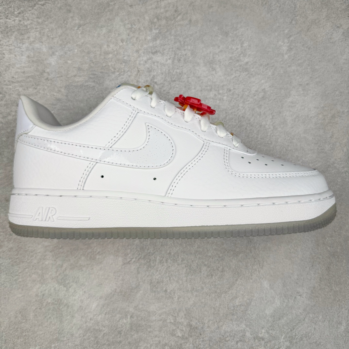 NK Air Force 1´07 Low 空军一号低帮百搭休闲运动板鞋 IB8875-111 柔软、弹性十足的缓震性能和出色的中底设计 横跨复古与现代的外型结合 造就出风靡全球 三十多年的Force 1 直到今天还深受青睐 实拍调校N版已经零色差零失真 百分百还原实物色彩所见即所得 不存在货不对板色差等低级问题 选购参考实物拍摄 不混卖不参货 只用心做好货严格选品 承诺混一赔十 尺码：36 36.5 37.5 38 38.5 39 40 40.5 41 42 42.5 43 44 44.5 45-选品中心