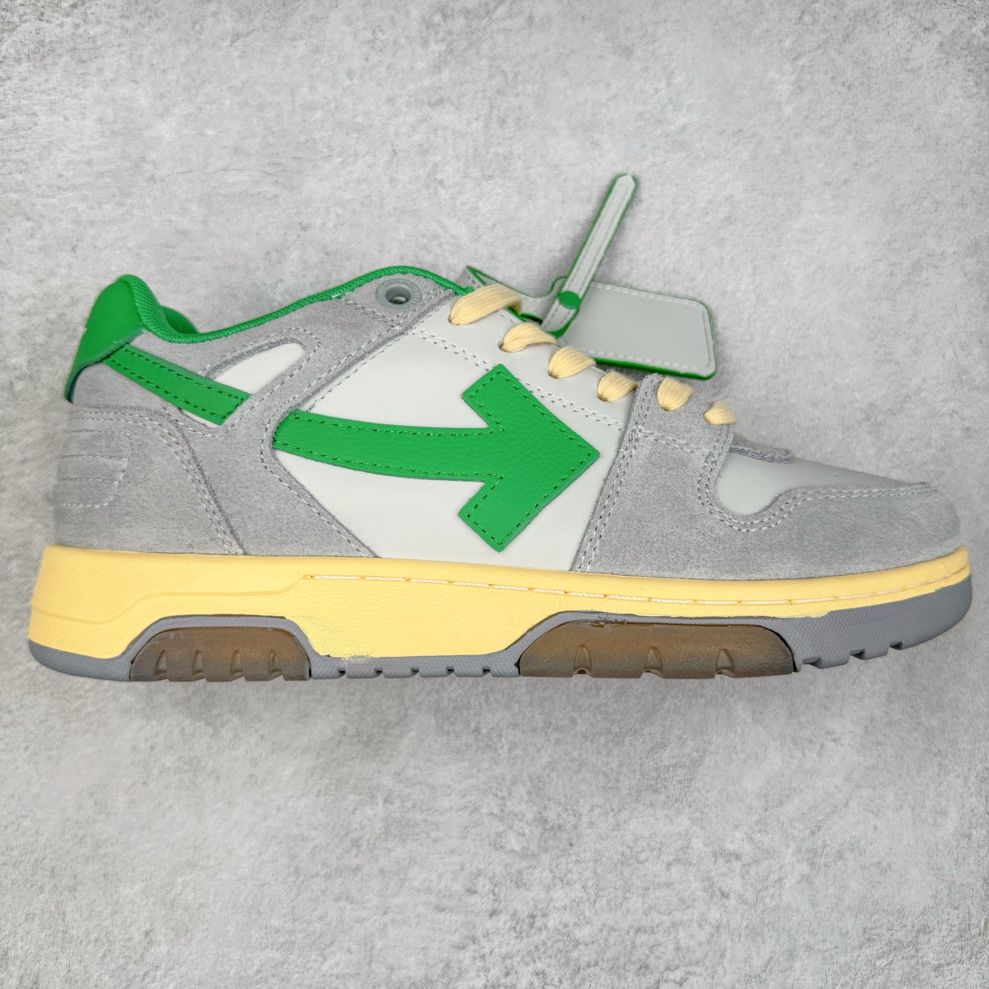 ＃KX OFF-WHITE Out Of Office OW低帮时尚板鞋 全套原楦原纸版原鞋开模 全网最正确的版型 独家私模大底 最大开发至46码 大厂出品 细节到位 官方原盒原配 100加配色陆更新 终端控货 优势供应 续众明星上脚 由经典配色打造 箭头符号、ZipTie 标签、1ogo印花等经典元素皆在此呈现 让人一眼明了 Off-White 的潮流身份 单品以黑白配色皮质制成 饰有品牌标志性 zip Tie 束线带吊牌 侧面饰有 Arrows 图案 展现出品牌对街头风格的偏爱 尺码：36 37 38 39 40 41 42 43 44 45 46-选品中心