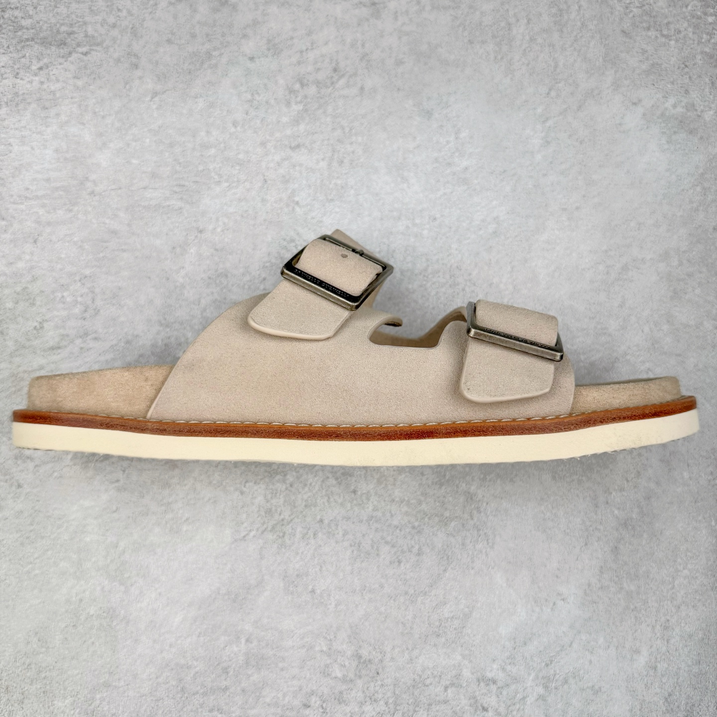 ＃GD广顶 Brunello Cucinelli 绒面革 圆头露趾 防滑一字拖鞋 米色 Brunello Cucinelli是来自意大利的世界顶级奢侈品牌，被誉为低调奢华的“山羊绒之王”和“服装界真正的奢侈品”。很多人都知道羊绒Cashmere顶级、昂贵，一穿就脱不下来，还很容易和其他衣服相互搭配，但是，再也没有比Brunello Cucinelli 这个品牌更懂得把顶级的羊绒面料设计出一种“低调的奢华”的风格。尺码：35 36 37 38 39 40 41 42 43 44 45-选品中心