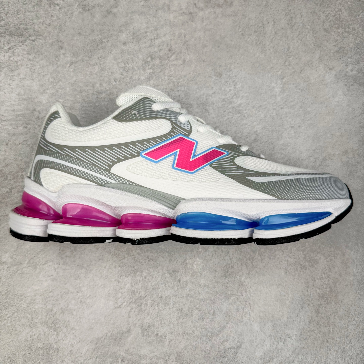 New Balance NB2000 舒适百搭防滑耐磨低帮 休闲跑步鞋 New Balance 在近两年的球鞋市场屡出奇招，在经典鞋型保持进一步增长的同时，推出的每一款新鞋型也都有傲人的战绩。在 327、9060 等鞋型获得成功之后，今天 New Balance 家族又迎来了新鲜血液的注入。这双 New Balance 2000 依然是融合了新旧元素的跑鞋造型，命名为 2000，或许是它的设计理念有着 Y2K 的血统。最大的亮点，在于这双鞋的中底。外侧以五个 ABZORB 单元，带来极具辨识度和冲击力的视觉效果，让这双鞋在外观和脚感方面都颇具吸引力。尺码：36 37 37.5 38 38.5 39 40 40.5 41 42 42.5 43 44 45 46-选品中心