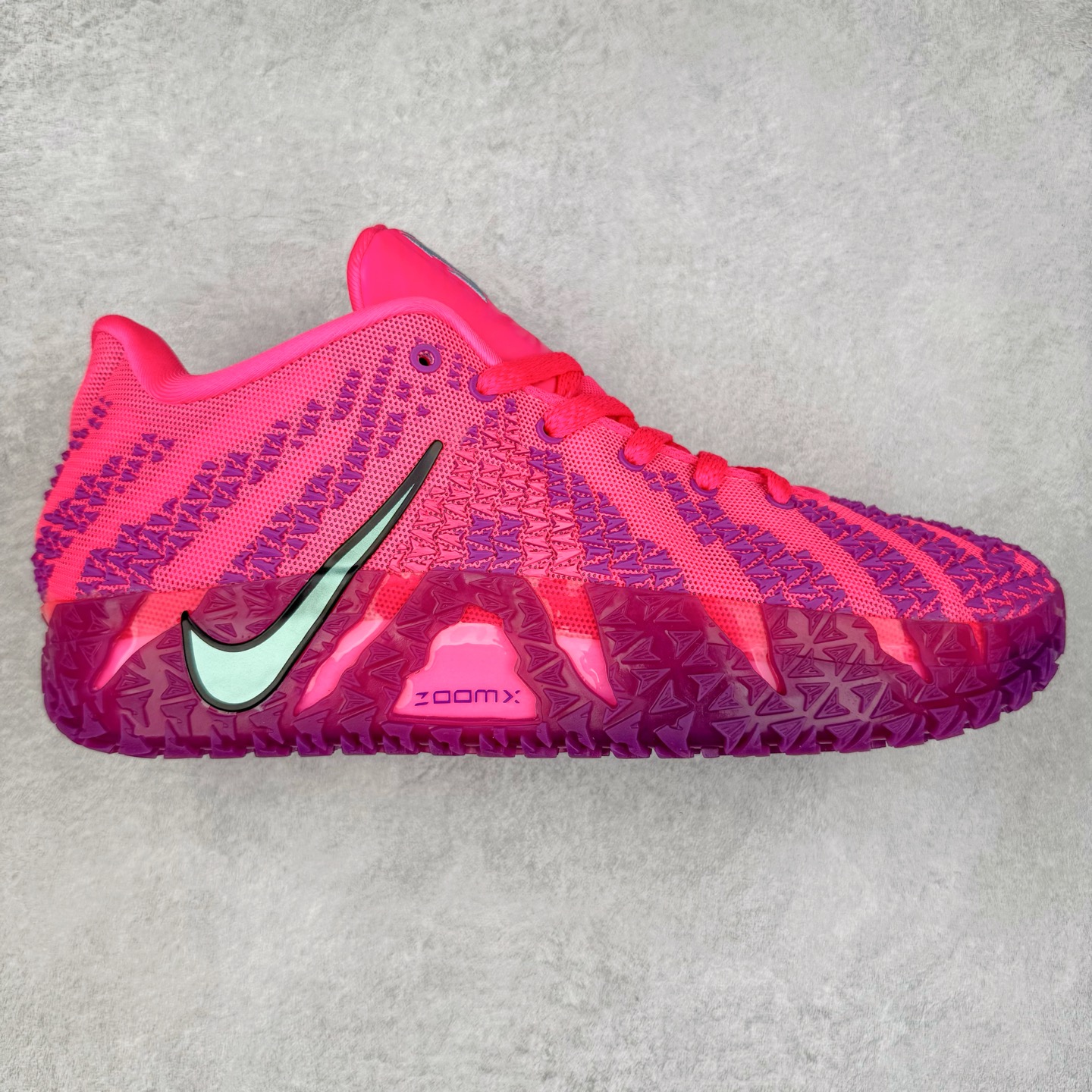 NK JA3 EP 莫兰特三代低帮篮球鞋 以鲜艳明亮的色调脱颖而出。鞋舌上醒目地展示着 “ JA ” 标志，而后跟上的 “ 12 ：AM ” 则以独特的设计呈现。鞋头和鞋舌采用透气运动网布制成，确保舒适耐用。在第一款鞋型的基础上进行了重大升级，采用更为挺拔的鞋口设计，为脚踝带来更佳的包裹与支撑感。侧面独特波纹纹理细节，打破了单调，赋予鞋子灵动与活力的视觉体验。中底部分巧妙借鉴了科比 5 的经典元素，融入斑点细节，增强了整体美学吸引力。实拍调校N版已经零色差零失真 百分百还原实物色彩所见即所得 不存在货不对板色差等低级问题 选购参考实物拍摄 不混卖不参货 只用心做好货严格选品 承诺混一赔十 尺码：40 40.5 41 42 42.5 43 44 44.5 45 46-选品中心