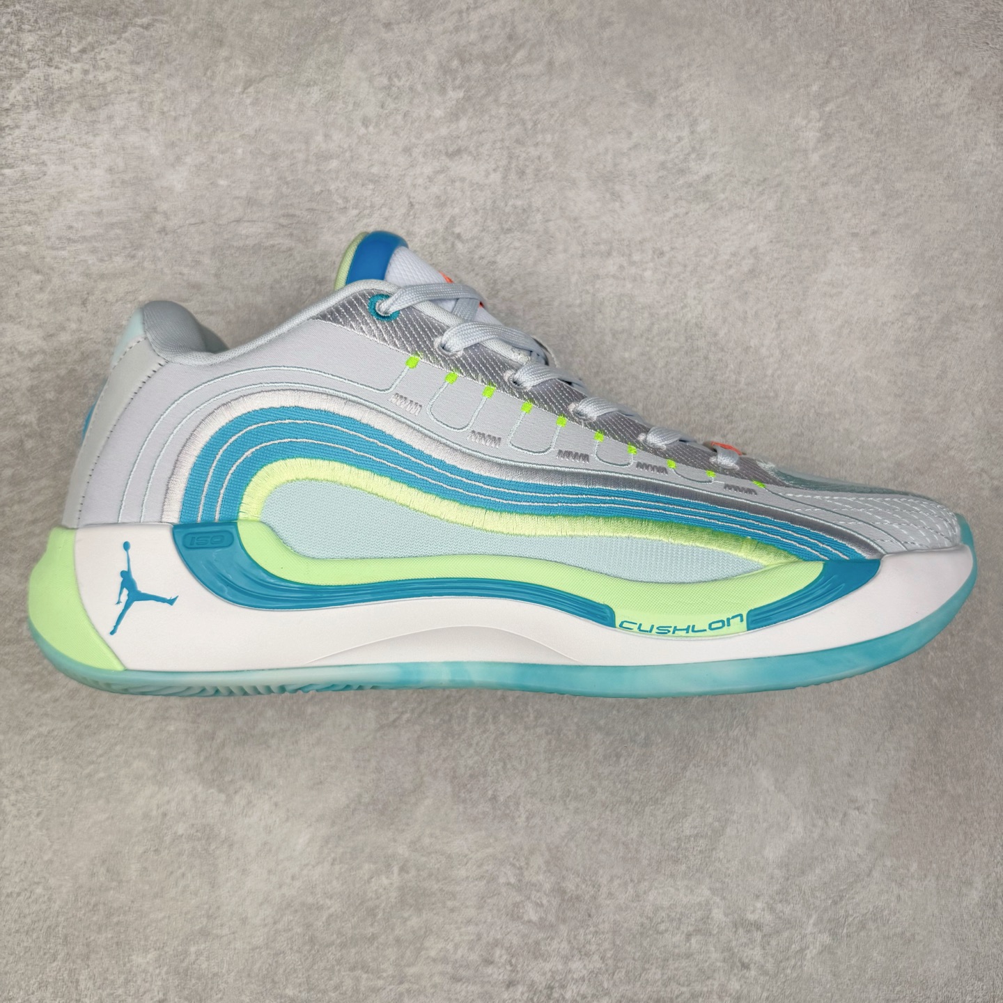 Jordan Luka 4 卢卡东契奇签名实战舒适时尚减震防滑低帮篮球鞋 HF0824 首先，中底方面，在保持全掌 Cushlon 3.0 的基础上，首次在前掌加入了一块 Zoom Air 气垫，进一步提升响应反馈。除此之外，作为每一代 Luka 签名鞋都会拥有的标志性科技，IsoPlate 本次也进行优化，为东契奇在赛场上摆脱防守、寻求突破空间、施展拿手的后撤步，提供了可靠的稳定保障。鞋面采用从 Luka 1 升级而来的 Flightwire 技术，在保证球鞋透气性的同时，在关键部位进行线条支撑补强，给予双脚更加扎实的包裹。除此之外，外底也采用全新科技，相比我们熟悉的 XDR 橡胶，在保持出色耐用性与抓地力的同时，重量更轻。后跟部位的立体盾型位置，点缀有同样呼应斯洛文尼亚国徽的三颗星星。加之鞋舌部位，在类似斑驳质感的皮料上，刺绣有醒目的东契奇个人 Logo 刺绣，突显个人签名鞋的专属身份。尺码：40 40.5 41 42 42.5 43 44 44.5 45 46-选品中心