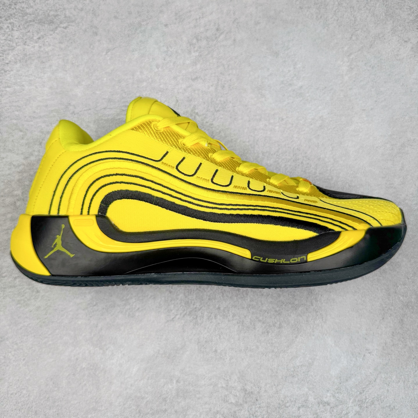 Jordan Luka 4 卢卡东契奇签名实战舒适时尚减震防滑低帮篮球鞋 HF0824 首先，中底方面，在保持全掌 Cushlon 3.0 的基础上，首次在前掌加入了一块 Zoom Air 气垫，进一步提升响应反馈。除此之外，作为每一代 Luka 签名鞋都会拥有的标志性科技，IsoPlate 本次也进行优化，为东契奇在赛场上摆脱防守、寻求突破空间、施展拿手的后撤步，提供了可靠的稳定保障。鞋面采用从 Luka 1 升级而来的 Flightwire 技术，在保证球鞋透气性的同时，在关键部位进行线条支撑补强，给予双脚更加扎实的包裹。除此之外，外底也采用全新科技，相比我们熟悉的 XDR 橡胶，在保持出色耐用性与抓地力的同时，重量更轻。后跟部位的立体盾型位置，点缀有同样呼应斯洛文尼亚国徽的三颗星星。加之鞋舌部位，在类似斑驳质感的皮料上，刺绣有醒目的东契奇个人 Logo 刺绣，突显个人签名鞋的专属身份。尺码：40 40.5 41 42 42.5 43 44 44.5 45 46-选品中心