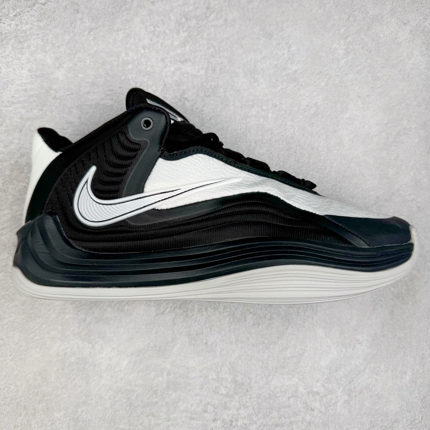 NK Zoom Freak 7 EP 字母哥七代支持轻实战篮球鞋 依旧沿袭了低帮的设定 保证实战的灵活性 类蝉翼网纱材质打造的鞋面带来更极致的轻量化 鞋舌上点缀字母哥的个人 Logo 彰显了签名鞋身份 整体设计采用了 Zoom Freak 系列一贯的风格 鞋身上有巨大的 Swoosh 贯穿中底 甚至延伸到了鞋跟后侧 鞋身线条相比前代圆润了一些 鞋头造型和侧面的观感隐约有 Air Jordan 36 的影子 足弓处延伸到中底的 Swoosh 部分做了开窗设计 中底的造型也加入了更多的几何棱角线条 辨识度依旧 尺码：40 40.5 41 42 42.5 43 44 44.5 45 46-选品中心