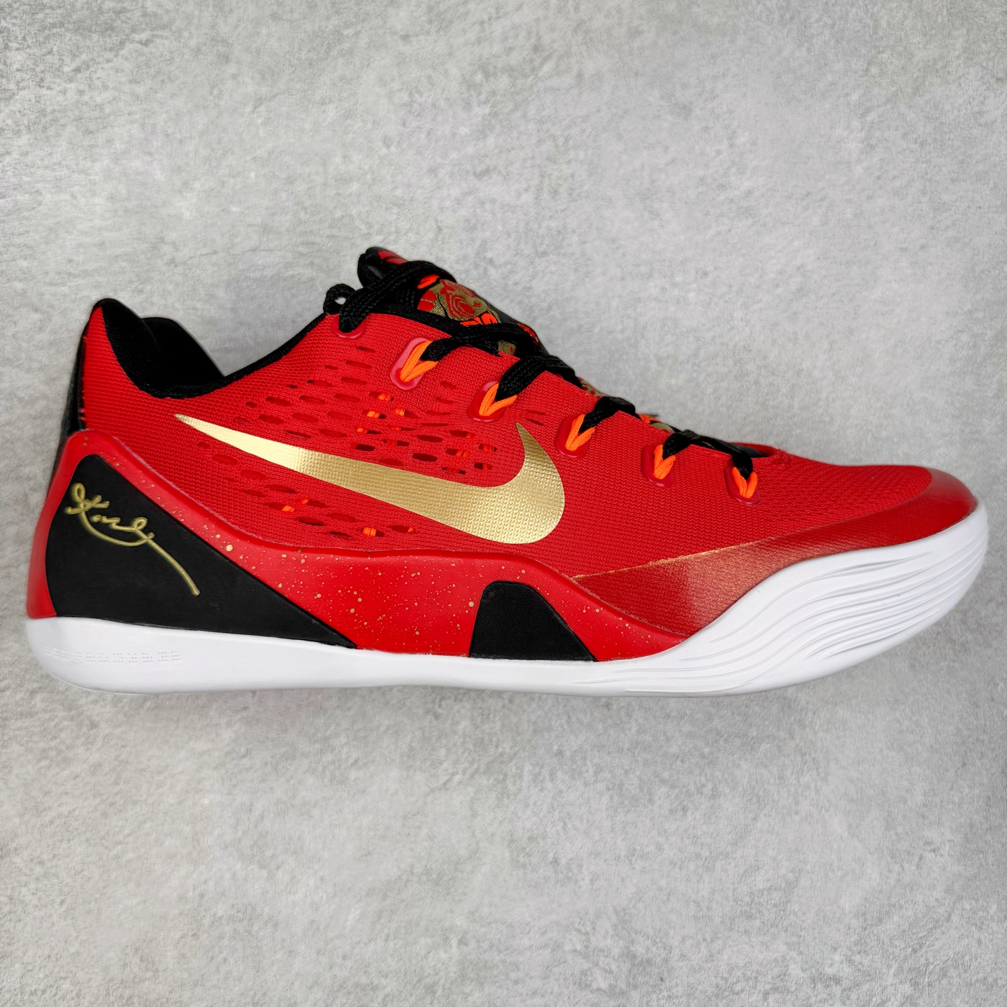 NK Kobe 9 EM 科比九代舒适百搭防滑耐磨 低帮篮球鞋 黑红色 683251-670 实拍调校N版已经零色差零失真 百分百还原实物色彩所见即所得 不存在货不对板色差等低级问题 选购参考实物拍摄 不混卖不参货 只用心做好货严格选品 承诺混一赔十 尺码：36 36.5 37.5 38 38.5 39 40 40.5 41 42 42.5 43 44 44.5 45-选品中心
