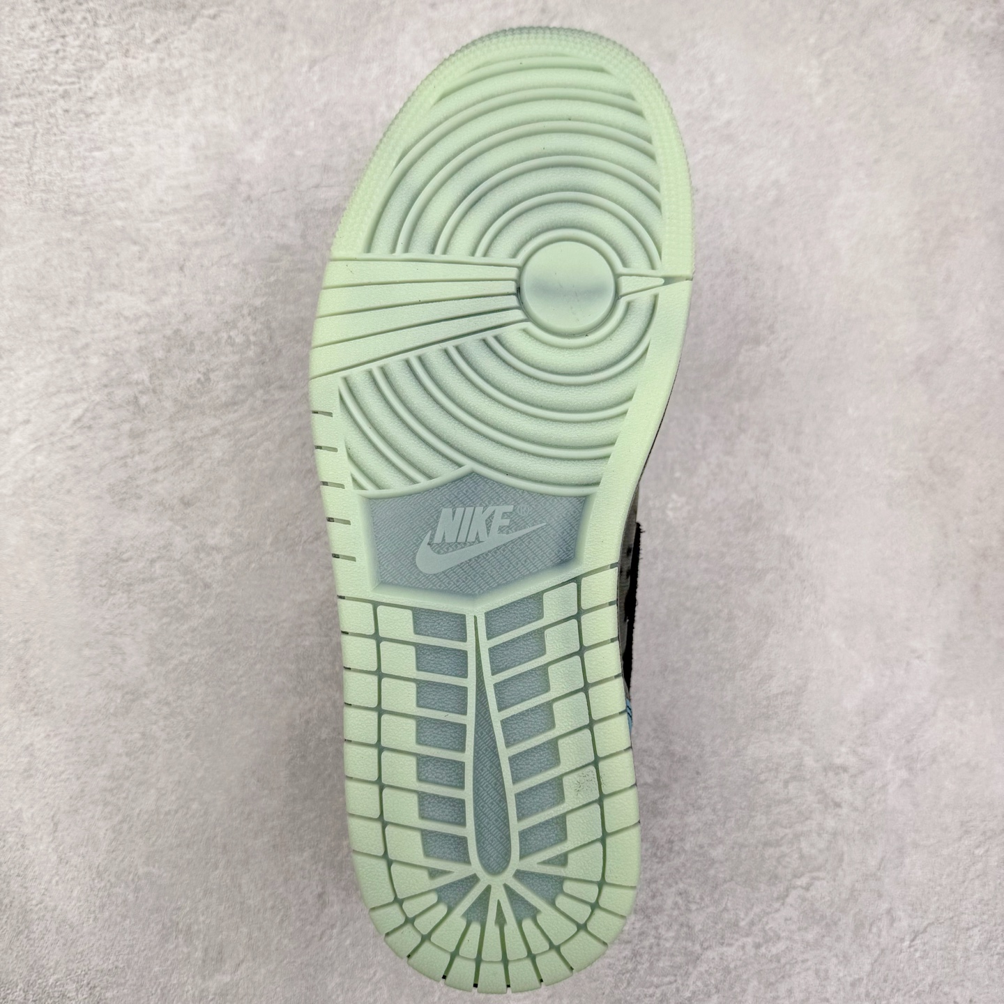 图片[9]-＃K版 Air Jordan AJ1 Low 低帮 恶魔之眼 HQ3442-001 全新流水线出品 DT版本唯一平替选择 市场第二梯队最强版 全部原鞋开发 原楦原纸板开发 全鞋电脑针车 原厂内置全掌气垫 原盒内在原标 唯一Zp原版鞋带绑法 免检产品 全新2022版型 全头层皮料 完美零毛边处理 原厂配置全掌气垫 价格定位良心 几十个配色陆续出货 实拍调校N版已经零色差零失真 百分百还原实物色彩所见即所得 不存在货不对板色差等低级问题 选购参考实物拍摄 不混卖不参货 只用心做好货严格选品 承诺混一赔十 尺码：36 36.5 37.5 38 38.5 39 40 40.5 41 42 42.5 43 44 44.5 45-选品中心