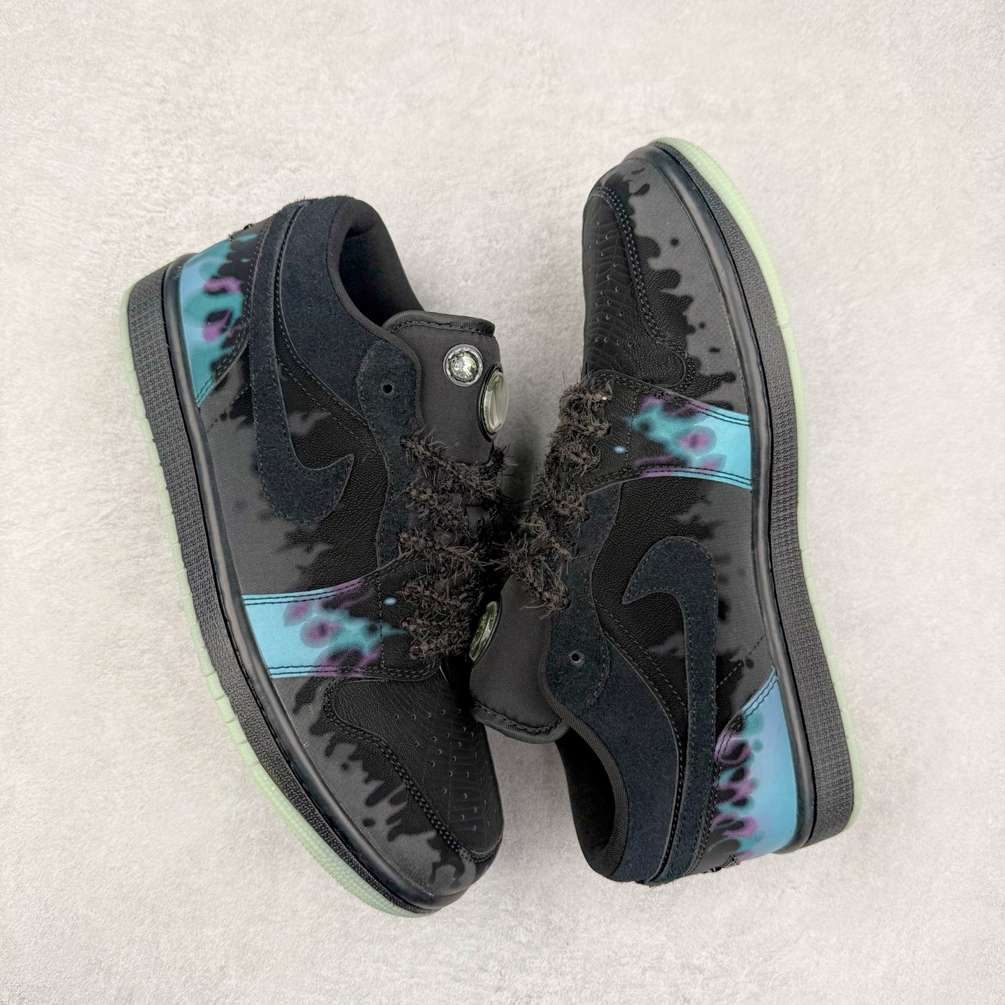 图片[3]-＃K版 Air Jordan AJ1 Low 低帮 恶魔之眼 HQ3442-001 全新流水线出品 DT版本唯一平替选择 市场第二梯队最强版 全部原鞋开发 原楦原纸板开发 全鞋电脑针车 原厂内置全掌气垫 原盒内在原标 唯一Zp原版鞋带绑法 免检产品 全新2022版型 全头层皮料 完美零毛边处理 原厂配置全掌气垫 价格定位良心 几十个配色陆续出货 实拍调校N版已经零色差零失真 百分百还原实物色彩所见即所得 不存在货不对板色差等低级问题 选购参考实物拍摄 不混卖不参货 只用心做好货严格选品 承诺混一赔十 尺码：36 36.5 37.5 38 38.5 39 40 40.5 41 42 42.5 43 44 44.5 45-选品中心