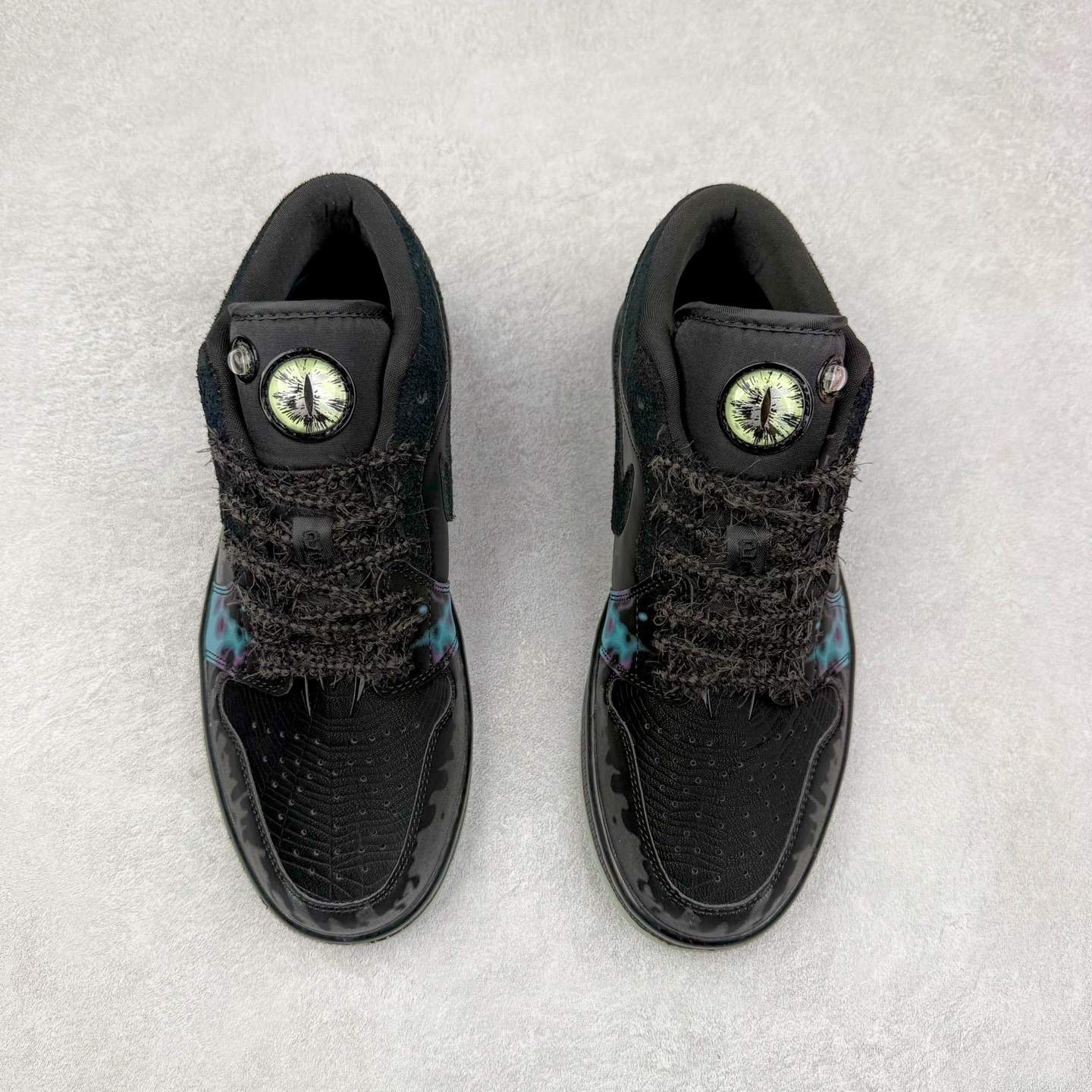 图片[2]-＃K版 Air Jordan AJ1 Low 低帮 恶魔之眼 HQ3442-001 全新流水线出品 DT版本唯一平替选择 市场第二梯队最强版 全部原鞋开发 原楦原纸板开发 全鞋电脑针车 原厂内置全掌气垫 原盒内在原标 唯一Zp原版鞋带绑法 免检产品 全新2022版型 全头层皮料 完美零毛边处理 原厂配置全掌气垫 价格定位良心 几十个配色陆续出货 实拍调校N版已经零色差零失真 百分百还原实物色彩所见即所得 不存在货不对板色差等低级问题 选购参考实物拍摄 不混卖不参货 只用心做好货严格选品 承诺混一赔十 尺码：36 36.5 37.5 38 38.5 39 40 40.5 41 42 42.5 43 44 44.5 45-选品中心