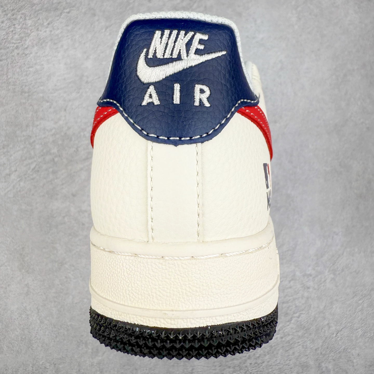 图片[8]-NK Air Force 1´07 Low 空军一号低帮百搭休闲运动板鞋 KK1988-091 柔软、弹性十足的缓震性能和出色的中底设计 横跨复古与现代的外型结合 造就出风靡全球 三十多年的Force 1 直到今天还深受青睐 实拍调校N版已经零色差零失真 百分百还原实物色彩所见即所得 不存在货不对板色差等低级问题 选购参考实物拍摄 不混卖不参货 只用心做好货严格选品 承诺混一赔十 尺码：36 36.5 37.5 38 38.5 39 40 40.5 41 42 42.5 43 44 44.5 45-选品中心