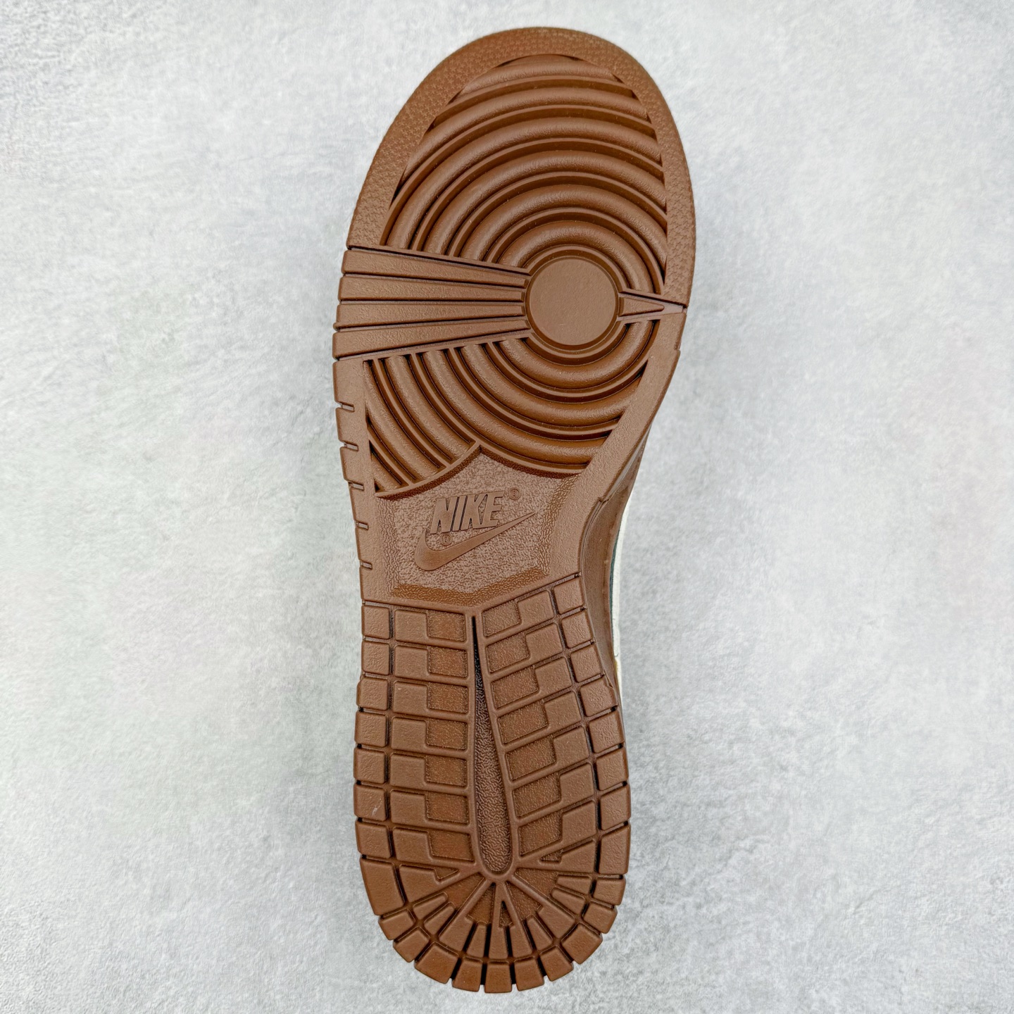 图片[9]-NK Dunk Low 定制配色 FX1588-313 大厂出品 极力推荐 原装头层材料 独家版型蒸餾加工帶來的是更好的视觉和脚感体验大厂纯原品质出货 清洁度 电绣工艺 皮料切割干净无任何毛边 细节完美 实拍调校N版已经零色差零失真 百分百还原实物色彩所见即所得 不存在货不对板色差等低级问题 选购参考实物拍摄 不混卖不参货 只用心做好货严格选品 承诺混一赔十 尺码：36 36.5 37.5 38 38.5 39 40 40.5 41 42 42.5 43 44 44.5 45-选品中心