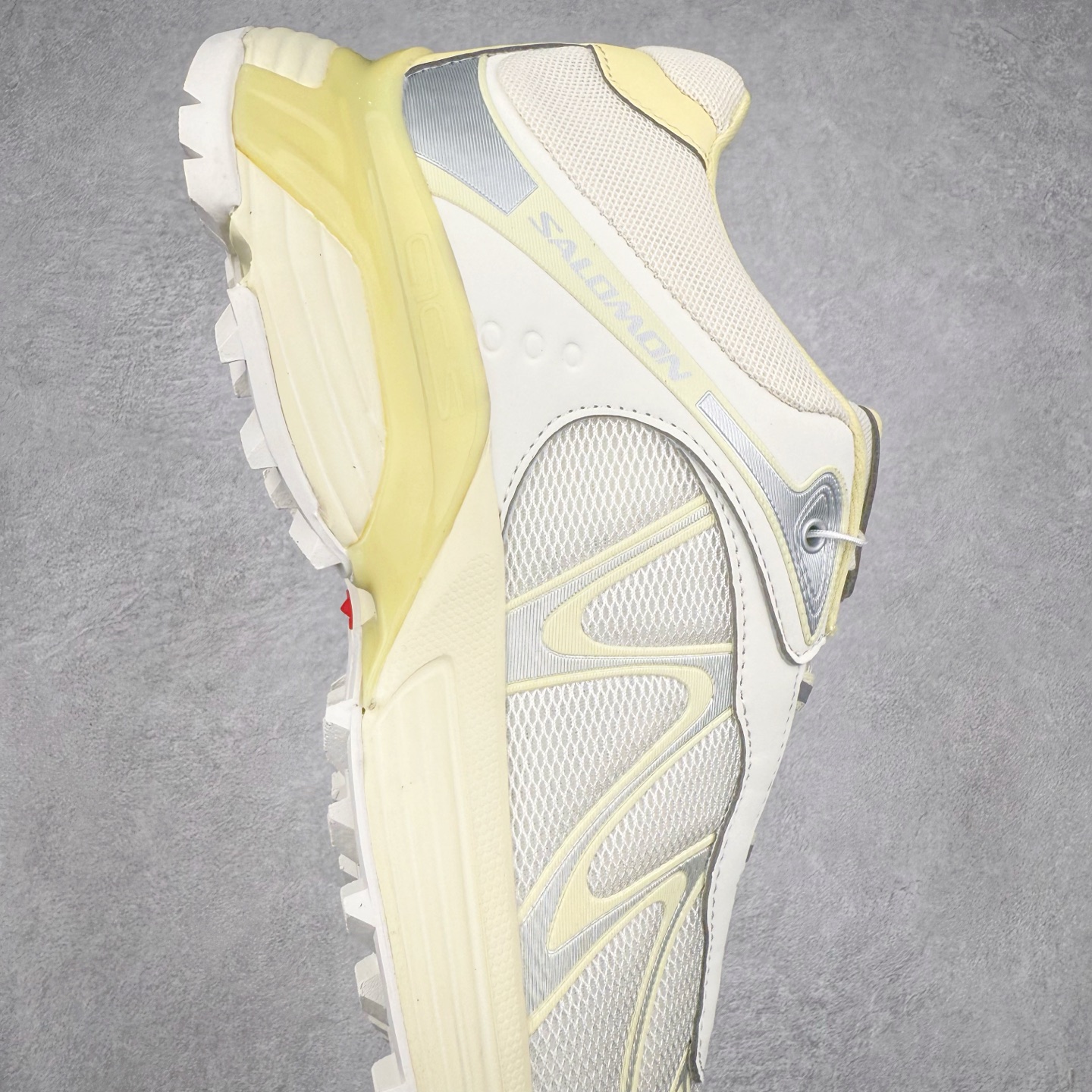 图片[6]-＃HP SALOMON XT-WHISPER 萨洛蒙圆头防滑耐磨低帮休闲越野训练城市通勤跑步鞋 男女同款 浅棕色 纯原外贸平台特供订单 耗时半年巨作 全套原纸板楦头开发 原厂特供网布配套加持 确保原汁原味 完美呈现版型 原档数据独家私模五层组合大底 男女鞋同步官方开发至46.5 原装Ortholite轻量化鞋垫 中底布带钢印编号 原厂TPU锁扣 进口港宝加持 后跟自然饱满 还原公司包裹性 鞋面以“锯齿”状的包裹系统呈现 在基色底之下加入了各种色点缀 将公司的最新技术和时尚前卫的造型融入耐用的长跑款式中 鞋面由 TPU 薄膜制成 并焊接在高耐磨网眼上 使其既时尚又坚固 由 ACS底盘支撑 可增强稳定性和支撑力 以及由橡胶凸耳 Contragrip外底覆盖的 EVA 缓冲中底 旨在应对崎岖的地形 鞋舌上的彩色Salomon 标签、Quicklace 系统以及鞋头、鞋舌和鞋跟上的附加品牌使细节更加完美 让穿着者可以轻松驾驭户外与通勤下的任何运动生活场景 无缝鞋身户外随意纵横 颜值与脚感兼备 出街通勤 绝对非常吸睛 你值得拥有 尺码：36 36.5 37.5 38 38.5 39 40 40.5 41 42 42.5 43 44 44.5 45 46 46.5 注意：偏小1码-选品中心