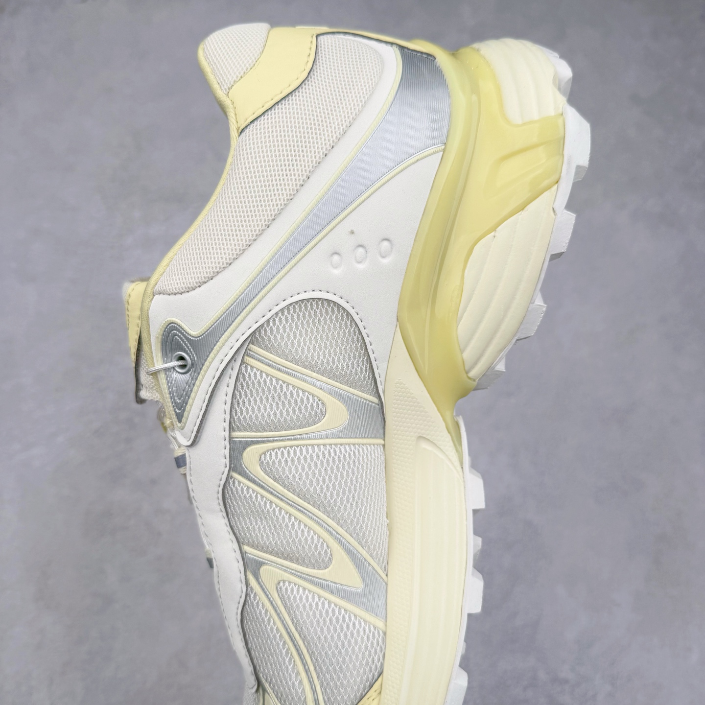 图片[7]-＃HP SALOMON XT-WHISPER 萨洛蒙圆头防滑耐磨低帮休闲越野训练城市通勤跑步鞋 男女同款 浅棕色 纯原外贸平台特供订单 耗时半年巨作 全套原纸板楦头开发 原厂特供网布配套加持 确保原汁原味 完美呈现版型 原档数据独家私模五层组合大底 男女鞋同步官方开发至46.5 原装Ortholite轻量化鞋垫 中底布带钢印编号 原厂TPU锁扣 进口港宝加持 后跟自然饱满 还原公司包裹性 鞋面以“锯齿”状的包裹系统呈现 在基色底之下加入了各种色点缀 将公司的最新技术和时尚前卫的造型融入耐用的长跑款式中 鞋面由 TPU 薄膜制成 并焊接在高耐磨网眼上 使其既时尚又坚固 由 ACS底盘支撑 可增强稳定性和支撑力 以及由橡胶凸耳 Contragrip外底覆盖的 EVA 缓冲中底 旨在应对崎岖的地形 鞋舌上的彩色Salomon 标签、Quicklace 系统以及鞋头、鞋舌和鞋跟上的附加品牌使细节更加完美 让穿着者可以轻松驾驭户外与通勤下的任何运动生活场景 无缝鞋身户外随意纵横 颜值与脚感兼备 出街通勤 绝对非常吸睛 你值得拥有 尺码：36 36.5 37.5 38 38.5 39 40 40.5 41 42 42.5 43 44 44.5 45 46 46.5 注意：偏小1码-选品中心