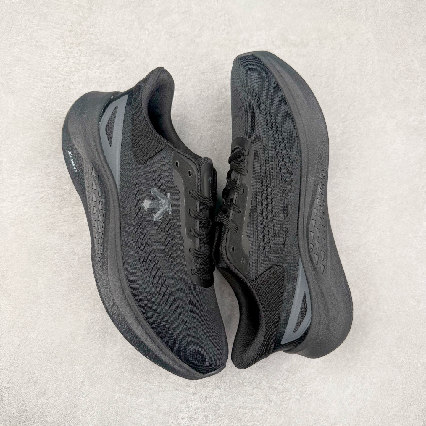 图片[3]-DESCENTE Run Step 迪桑特舒适耐磨 低帮 休闲训练长跑城市通勤跑步鞋 DESCENTE（迪桑特）创立于1935年，品牌名取自法语词汇，意为“滑降”。品牌箭头标识代表滑雪的三种技术“高速直线滑行”、“穿越”和“侧滑”，也寓意品牌在打造高端专业运动产品中不断追求完美的创新精神，致力于成为中国高端专业滑雪、综训、女子、铁人三项、高尔夫的第一品牌。实拍调校N版已经零色差零失真 百分百还原实物色彩所见即所得 不存在货不对板色差等低级问题 选购参考实物拍摄 不混卖不参货 只用心做好货严格选品 承诺混一赔十 尺码：36 36.5 37.5 38 38.5 39 40 40.5 41 42 42.5 43 44 44.5 45-选品中心