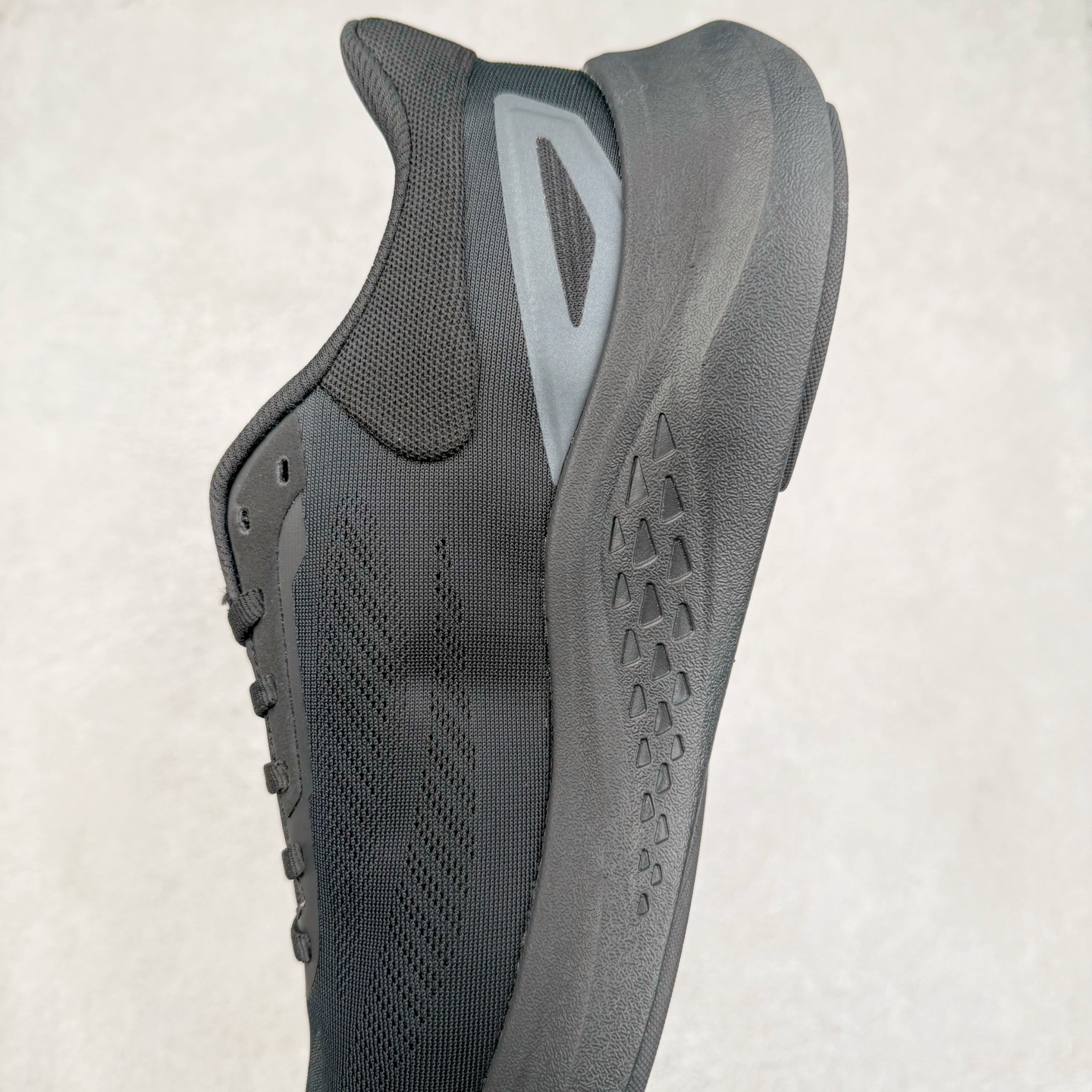 图片[7]-DESCENTE Run Step 迪桑特舒适耐磨 低帮 休闲训练长跑城市通勤跑步鞋 DESCENTE（迪桑特）创立于1935年，品牌名取自法语词汇，意为“滑降”。品牌箭头标识代表滑雪的三种技术“高速直线滑行”、“穿越”和“侧滑”，也寓意品牌在打造高端专业运动产品中不断追求完美的创新精神，致力于成为中国高端专业滑雪、综训、女子、铁人三项、高尔夫的第一品牌。实拍调校N版已经零色差零失真 百分百还原实物色彩所见即所得 不存在货不对板色差等低级问题 选购参考实物拍摄 不混卖不参货 只用心做好货严格选品 承诺混一赔十 尺码：36 36.5 37.5 38 38.5 39 40 40.5 41 42 42.5 43 44 44.5 45-选品中心