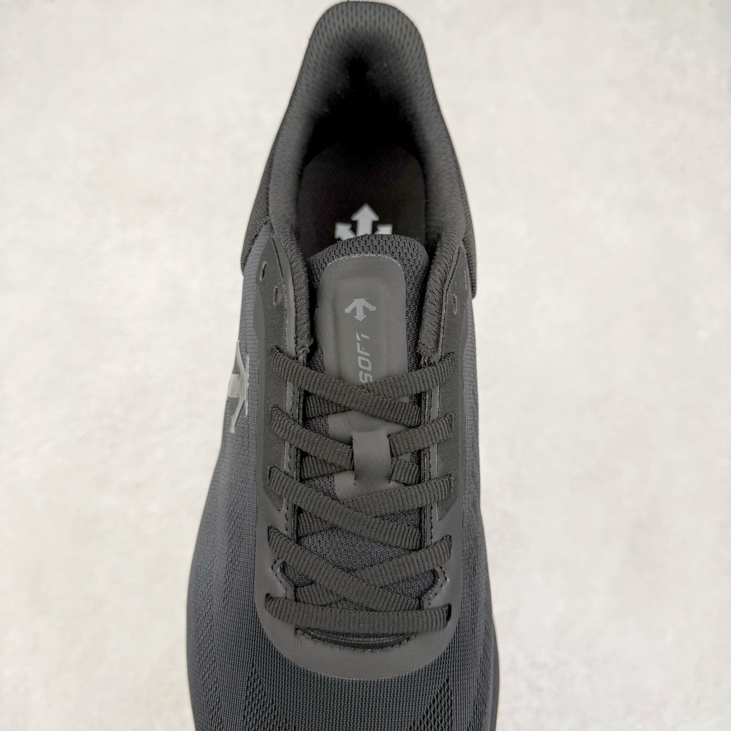 图片[5]-DESCENTE Run Step 迪桑特舒适耐磨 低帮 休闲训练长跑城市通勤跑步鞋 DESCENTE（迪桑特）创立于1935年，品牌名取自法语词汇，意为“滑降”。品牌箭头标识代表滑雪的三种技术“高速直线滑行”、“穿越”和“侧滑”，也寓意品牌在打造高端专业运动产品中不断追求完美的创新精神，致力于成为中国高端专业滑雪、综训、女子、铁人三项、高尔夫的第一品牌。实拍调校N版已经零色差零失真 百分百还原实物色彩所见即所得 不存在货不对板色差等低级问题 选购参考实物拍摄 不混卖不参货 只用心做好货严格选品 承诺混一赔十 尺码：36 36.5 37.5 38 38.5 39 40 40.5 41 42 42.5 43 44 44.5 45-选品中心