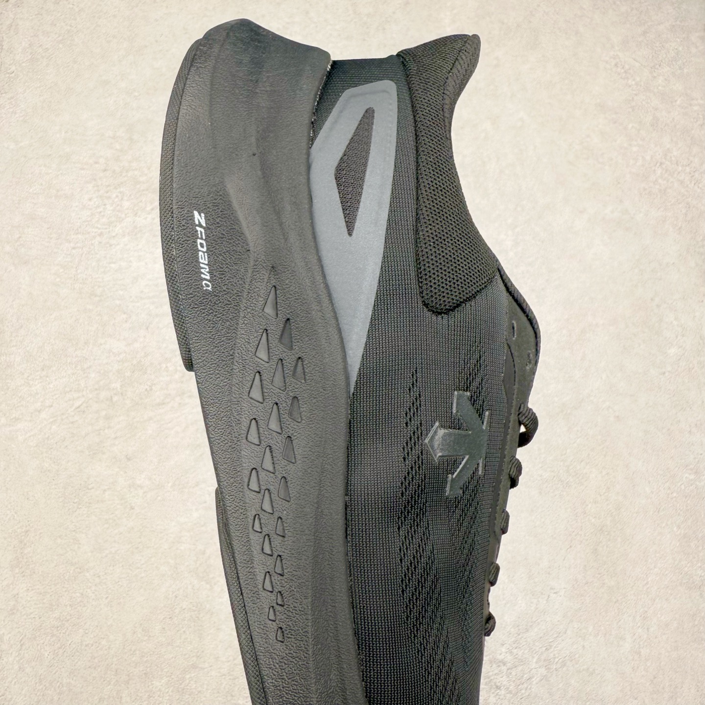 图片[6]-DESCENTE Run Step 迪桑特舒适耐磨 低帮 休闲训练长跑城市通勤跑步鞋 DESCENTE（迪桑特）创立于1935年，品牌名取自法语词汇，意为“滑降”。品牌箭头标识代表滑雪的三种技术“高速直线滑行”、“穿越”和“侧滑”，也寓意品牌在打造高端专业运动产品中不断追求完美的创新精神，致力于成为中国高端专业滑雪、综训、女子、铁人三项、高尔夫的第一品牌。实拍调校N版已经零色差零失真 百分百还原实物色彩所见即所得 不存在货不对板色差等低级问题 选购参考实物拍摄 不混卖不参货 只用心做好货严格选品 承诺混一赔十 尺码：36 36.5 37.5 38 38.5 39 40 40.5 41 42 42.5 43 44 44.5 45-选品中心