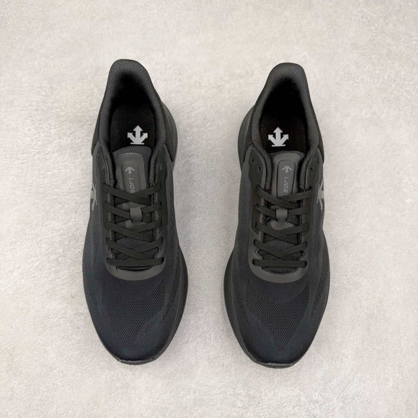 图片[2]-DESCENTE Run Step 迪桑特舒适耐磨 低帮 休闲训练长跑城市通勤跑步鞋 DESCENTE（迪桑特）创立于1935年，品牌名取自法语词汇，意为“滑降”。品牌箭头标识代表滑雪的三种技术“高速直线滑行”、“穿越”和“侧滑”，也寓意品牌在打造高端专业运动产品中不断追求完美的创新精神，致力于成为中国高端专业滑雪、综训、女子、铁人三项、高尔夫的第一品牌。实拍调校N版已经零色差零失真 百分百还原实物色彩所见即所得 不存在货不对板色差等低级问题 选购参考实物拍摄 不混卖不参货 只用心做好货严格选品 承诺混一赔十 尺码：36 36.5 37.5 38 38.5 39 40 40.5 41 42 42.5 43 44 44.5 45-选品中心