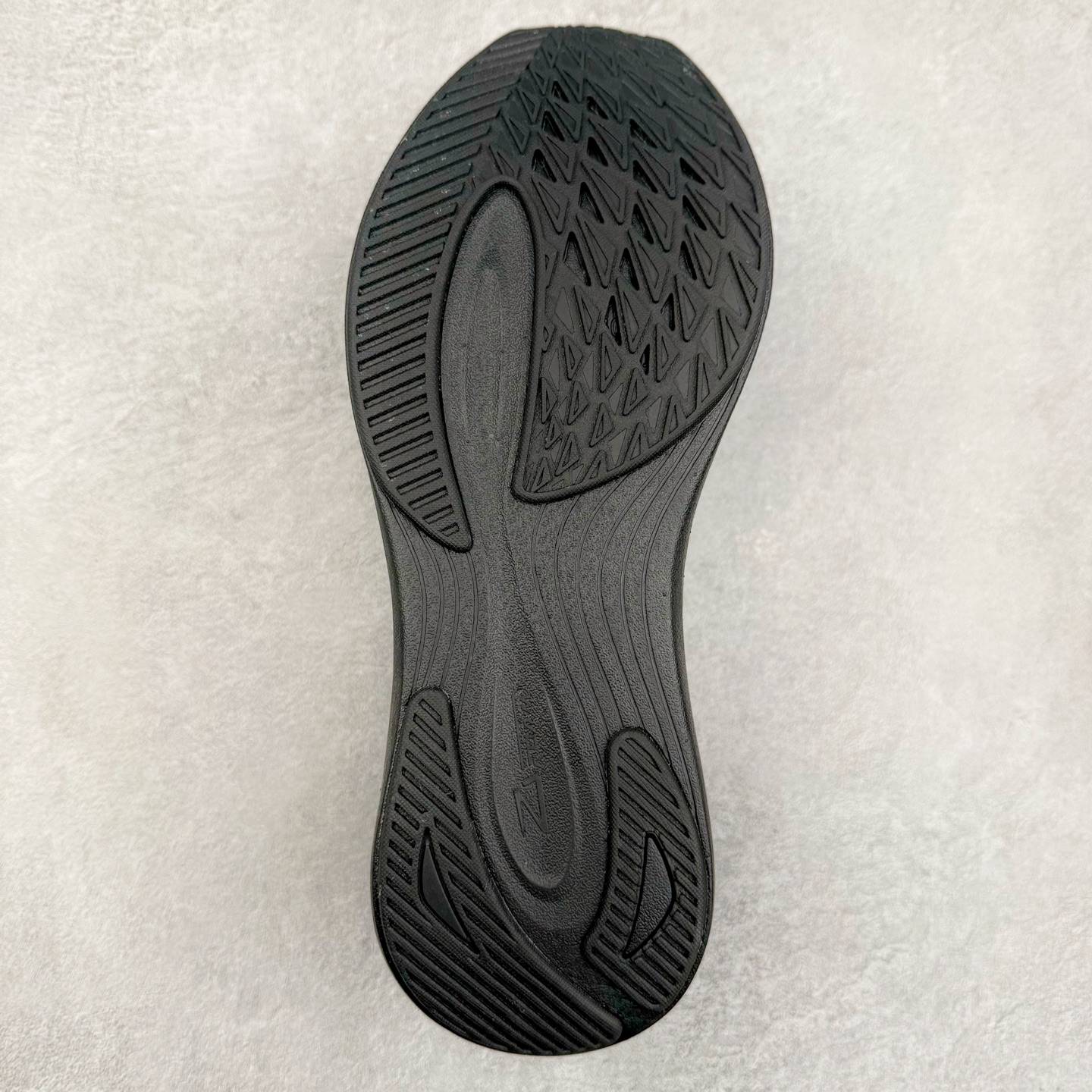 图片[9]-DESCENTE Run Step 迪桑特舒适耐磨 低帮 休闲训练长跑城市通勤跑步鞋 DESCENTE（迪桑特）创立于1935年，品牌名取自法语词汇，意为“滑降”。品牌箭头标识代表滑雪的三种技术“高速直线滑行”、“穿越”和“侧滑”，也寓意品牌在打造高端专业运动产品中不断追求完美的创新精神，致力于成为中国高端专业滑雪、综训、女子、铁人三项、高尔夫的第一品牌。实拍调校N版已经零色差零失真 百分百还原实物色彩所见即所得 不存在货不对板色差等低级问题 选购参考实物拍摄 不混卖不参货 只用心做好货严格选品 承诺混一赔十 尺码：36 36.5 37.5 38 38.5 39 40 40.5 41 42 42.5 43 44 44.5 45-选品中心