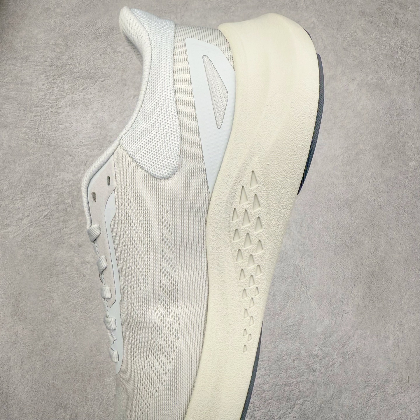 图片[7]-DESCENTE Run Step 迪桑特舒适耐磨 低帮 休闲训练长跑城市通勤跑步鞋 DESCENTE（迪桑特）创立于1935年，品牌名取自法语词汇，意为“滑降”。品牌箭头标识代表滑雪的三种技术“高速直线滑行”、“穿越”和“侧滑”，也寓意品牌在打造高端专业运动产品中不断追求完美的创新精神，致力于成为中国高端专业滑雪、综训、女子、铁人三项、高尔夫的第一品牌。实拍调校N版已经零色差零失真 百分百还原实物色彩所见即所得 不存在货不对板色差等低级问题 选购参考实物拍摄 不混卖不参货 只用心做好货严格选品 承诺混一赔十 尺码：36 36.5 37.5 38 38.5 39 40 40.5 41 42 42.5 43 44 44.5 45-选品中心