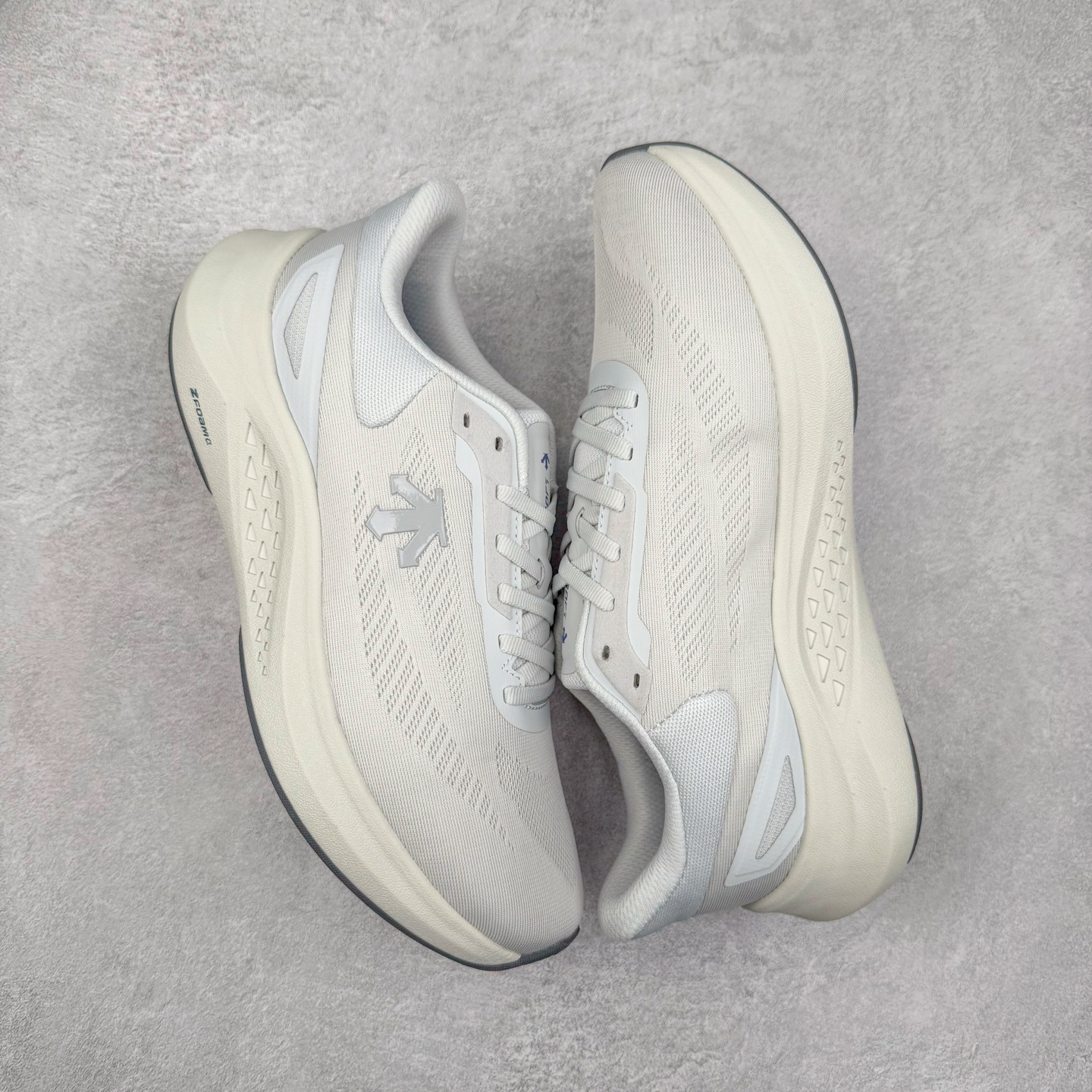 图片[3]-DESCENTE Run Step 迪桑特舒适耐磨 低帮 休闲训练长跑城市通勤跑步鞋 DESCENTE（迪桑特）创立于1935年，品牌名取自法语词汇，意为“滑降”。品牌箭头标识代表滑雪的三种技术“高速直线滑行”、“穿越”和“侧滑”，也寓意品牌在打造高端专业运动产品中不断追求完美的创新精神，致力于成为中国高端专业滑雪、综训、女子、铁人三项、高尔夫的第一品牌。实拍调校N版已经零色差零失真 百分百还原实物色彩所见即所得 不存在货不对板色差等低级问题 选购参考实物拍摄 不混卖不参货 只用心做好货严格选品 承诺混一赔十 尺码：36 36.5 37.5 38 38.5 39 40 40.5 41 42 42.5 43 44 44.5 45-选品中心