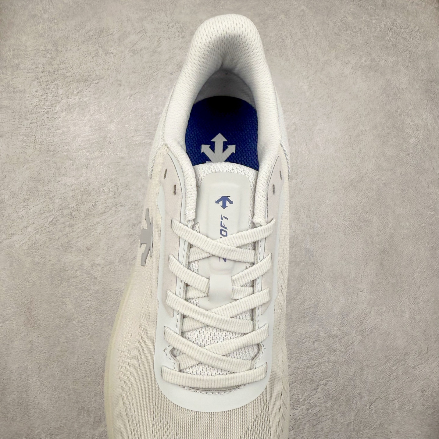 图片[5]-DESCENTE Run Step 迪桑特舒适耐磨 低帮 休闲训练长跑城市通勤跑步鞋 DESCENTE（迪桑特）创立于1935年，品牌名取自法语词汇，意为“滑降”。品牌箭头标识代表滑雪的三种技术“高速直线滑行”、“穿越”和“侧滑”，也寓意品牌在打造高端专业运动产品中不断追求完美的创新精神，致力于成为中国高端专业滑雪、综训、女子、铁人三项、高尔夫的第一品牌。实拍调校N版已经零色差零失真 百分百还原实物色彩所见即所得 不存在货不对板色差等低级问题 选购参考实物拍摄 不混卖不参货 只用心做好货严格选品 承诺混一赔十 尺码：36 36.5 37.5 38 38.5 39 40 40.5 41 42 42.5 43 44 44.5 45-选品中心