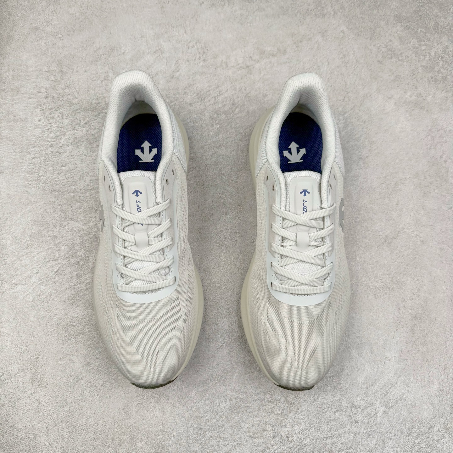 图片[2]-DESCENTE Run Step 迪桑特舒适耐磨 低帮 休闲训练长跑城市通勤跑步鞋 DESCENTE（迪桑特）创立于1935年，品牌名取自法语词汇，意为“滑降”。品牌箭头标识代表滑雪的三种技术“高速直线滑行”、“穿越”和“侧滑”，也寓意品牌在打造高端专业运动产品中不断追求完美的创新精神，致力于成为中国高端专业滑雪、综训、女子、铁人三项、高尔夫的第一品牌。实拍调校N版已经零色差零失真 百分百还原实物色彩所见即所得 不存在货不对板色差等低级问题 选购参考实物拍摄 不混卖不参货 只用心做好货严格选品 承诺混一赔十 尺码：36 36.5 37.5 38 38.5 39 40 40.5 41 42 42.5 43 44 44.5 45-选品中心