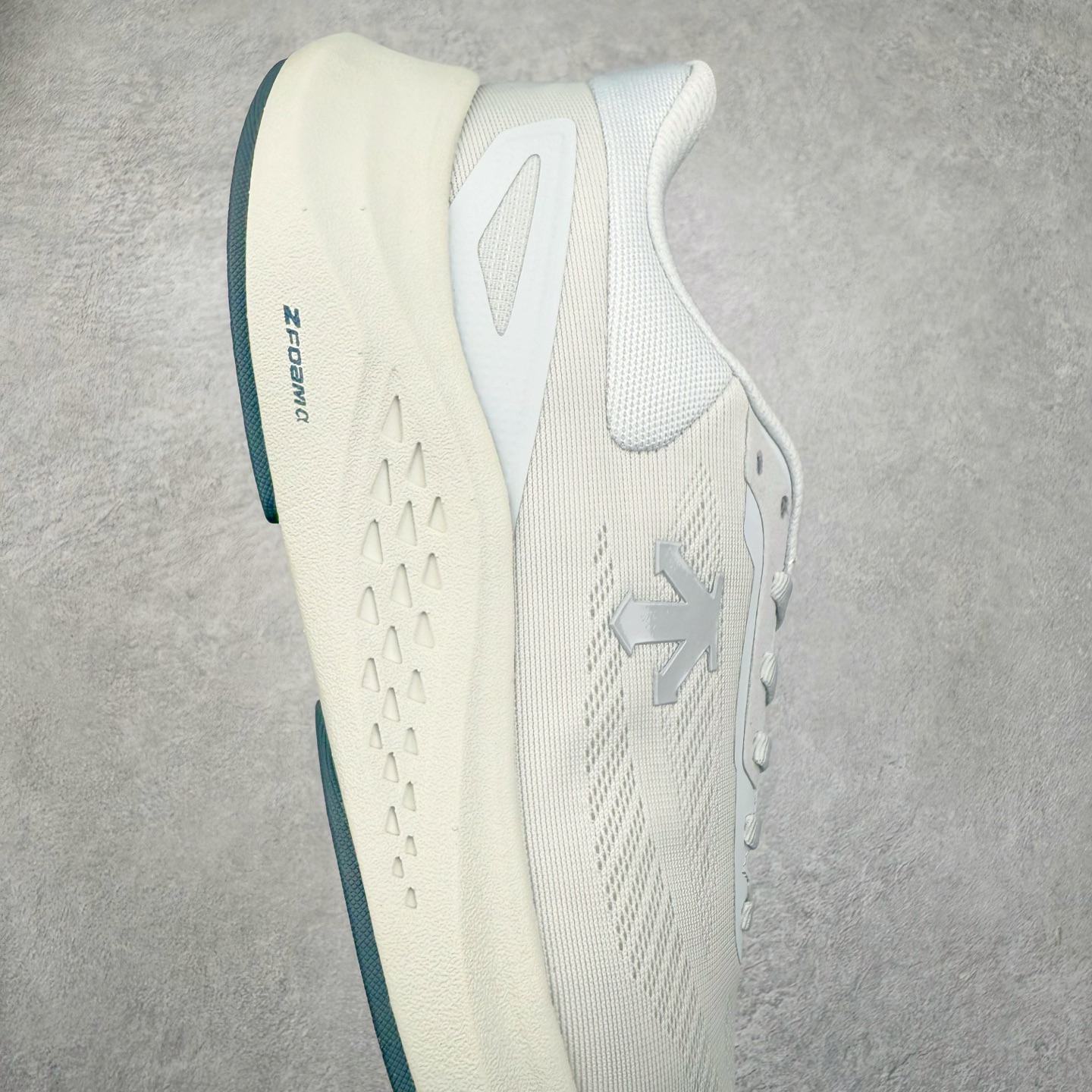 图片[6]-DESCENTE Run Step 迪桑特舒适耐磨 低帮 休闲训练长跑城市通勤跑步鞋 DESCENTE（迪桑特）创立于1935年，品牌名取自法语词汇，意为“滑降”。品牌箭头标识代表滑雪的三种技术“高速直线滑行”、“穿越”和“侧滑”，也寓意品牌在打造高端专业运动产品中不断追求完美的创新精神，致力于成为中国高端专业滑雪、综训、女子、铁人三项、高尔夫的第一品牌。实拍调校N版已经零色差零失真 百分百还原实物色彩所见即所得 不存在货不对板色差等低级问题 选购参考实物拍摄 不混卖不参货 只用心做好货严格选品 承诺混一赔十 尺码：36 36.5 37.5 38 38.5 39 40 40.5 41 42 42.5 43 44 44.5 45-选品中心